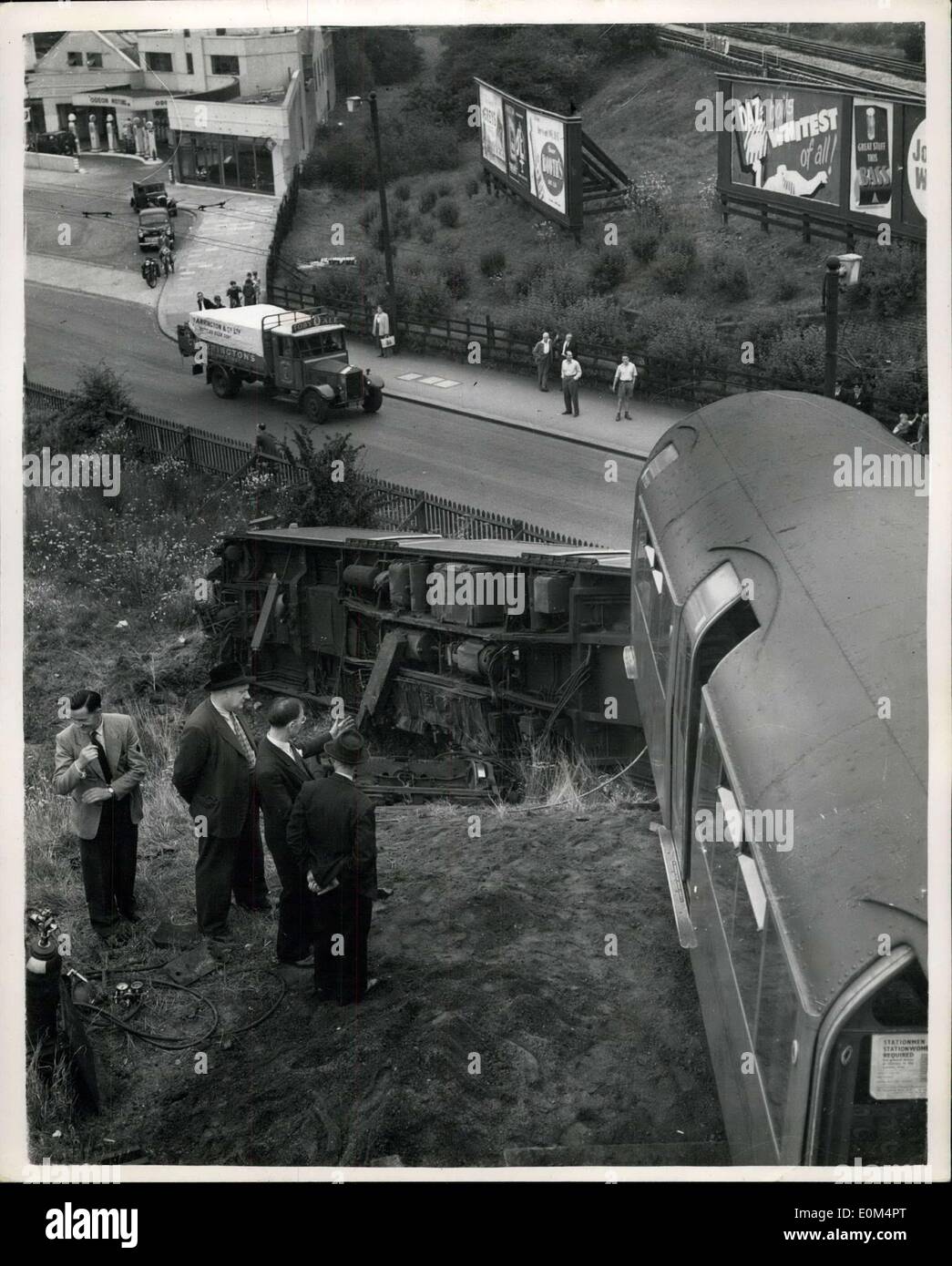 7. August 1953 - Tube trainieren Off Line stürzt ab: Zwei--kam Trainer leere u-Bahn aus den Fugen bei High Barnet früh heute. Der erste Trainer rutschte die Böschung, und der Fahrer, Natorman T. Barker wurde mit Schock ins Krankenhaus gebracht. Die zweite, die jeweils über den Rand der Böschung hing. Der Unfall Cecurred, da der Zug war Laufwerke in die Anschlussgleise wird. Fünf Routen wurden abgesagt, aber normale Dienstleistungen lief bald danach wieder. Foto zeigt die entgleisten Wagen nachdem sie gekommen war, um sich auszuruhen - in der Nähe der Great North Road, auf High Barnet, heute Morgen. Stockfoto