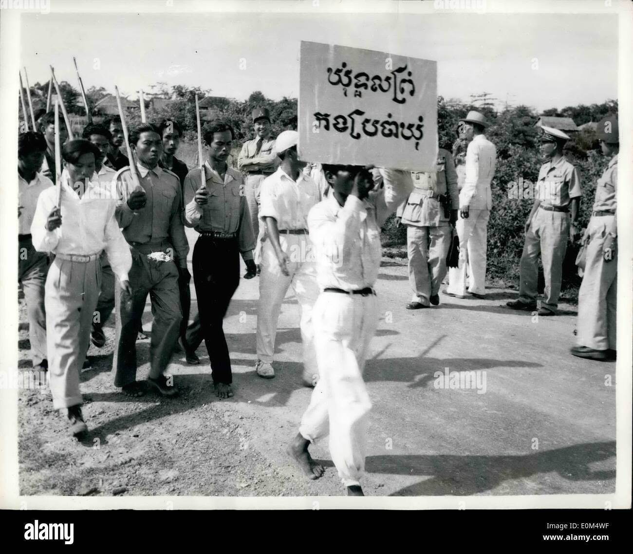 7. Juli 1953 - die trotzige König Rückkehr nach Kambodscha... Anforderungen völlige Unabhängigkeit für sein Land. König Norodom Sihanouk von Kambodscha erhielt eine tolle Begrüßung, wenn er in sein Land vor kurzem - von Siam zurück, er im Rahmen seiner Kampagne für Kambodschas Unabhängigkeit von Frankreich floh. Obwohl er nach Kambodscha zurückgekehrt ist, weigert er sich, seine Hauptstadt erneut eingeben, bis seine Kampagne gewonnen wurde... Unterstützt wird er durch genannte als die treuesten Soldaten der Welt - Kambodschaner - meist barfuß- und alle tragen hölzerne Gewehre so. Stockfoto