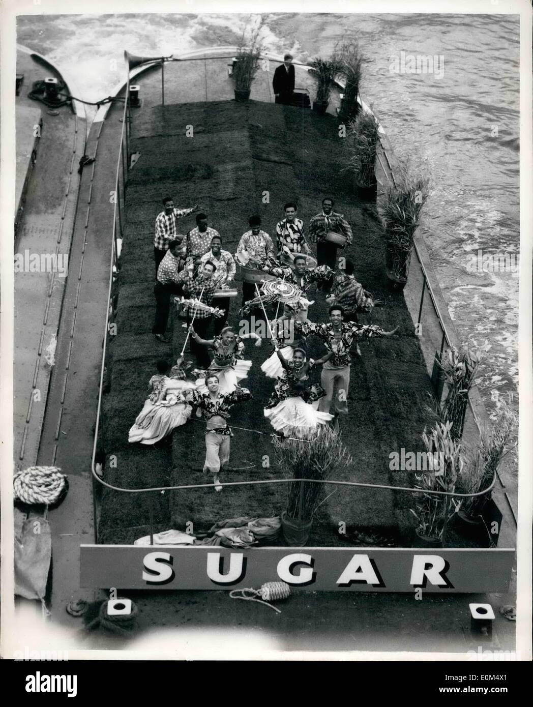 7. Juli 1953 - Königskrönung Festzug auf der Themse... Nach unten auf 'Sugar'... Hoto Shows: Blick hinunter auf die t Stockfoto