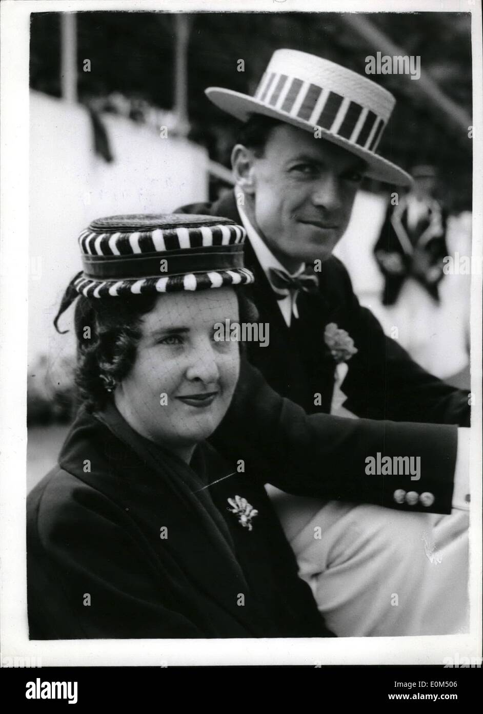 7. Juli 1953 - dritten Tag der Henley Regatta kontrastierenden Bootsfahrer: Foto zeigt Mr. and Mrs John Pinches London kontrastierenden Kopfbedeckungen der Bootsfahrer Art - tragen, als sie heute der Henley Regatta teilnahmen. Stockfoto