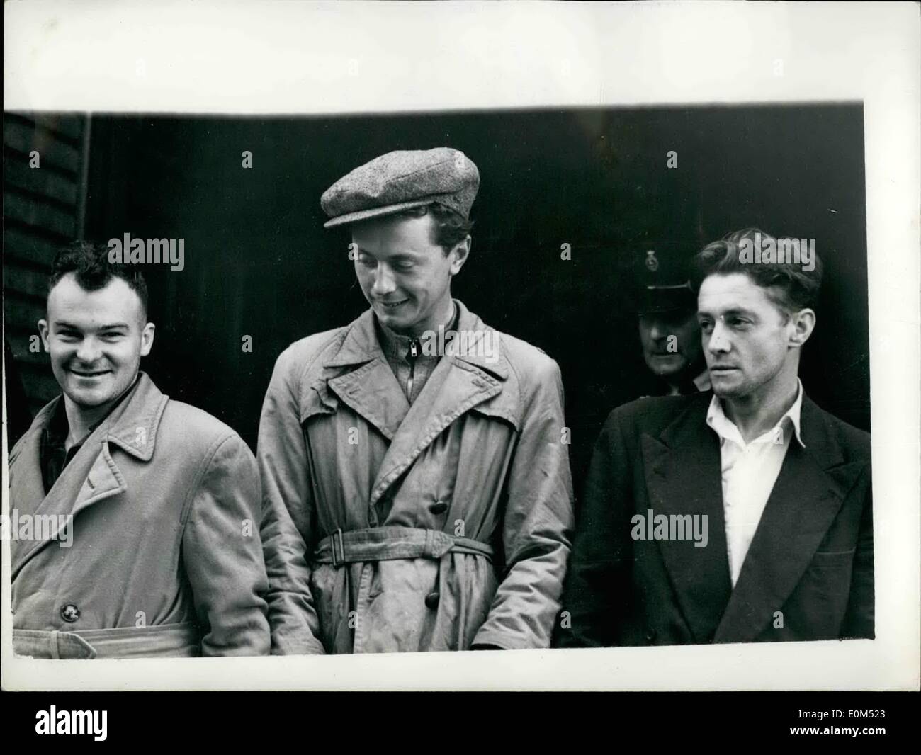 8. August 1953 - '' Gewehre und Bomben versteckt im Van'' mehr schwere Vorwürfe gebracht werden.: The Police eine ernstere Anklage gegen drei Männer jetzt in Untersuchungshaft vorgeworfen, im Besitz von Schusswaffen bringen wollen - es wurde festgestellt, wenn sie ihre zweite Auftritte an Bischöfe Starford, Kräuter gemacht. Heute, Manus Canning (27) von Londonderry; Cathal Goulding (31) von Rathfranham, Co. Dublin und Sean Stephenson (25) nicht behoben wurden adressiert alle remanded in Gewahrsam. Es wurde behauptet, dass sie, um 3-20 Uhr gefunden wurden Stockfoto