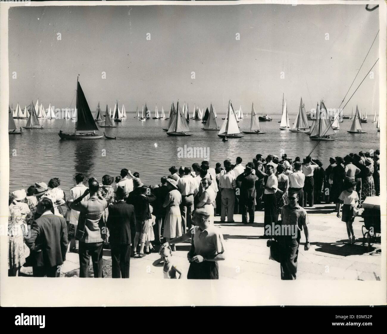 8. August 1953 - Cowes-Regatta. Massen der Yachten beobachten. Foto zeigt allgemeine Ansicht, wie die Zuschauer unter 27 ft. R.O.A.C. Rating Veranstaltungsbeginn - während der Regatta Cowes heute sehen. Stockfoto