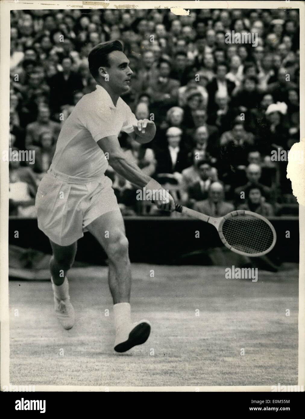 7. Juli 1953 - Einzel Finale der Männer in Wimbledon Seinas im Spiel gegen Neilson. Keystone Bild zeigt: Vic Seinas (USA) im Spiel während seine Männer Einzel Finale mit Kurt Neilson in Wimbledon heute Nachmittag. Stockfoto
