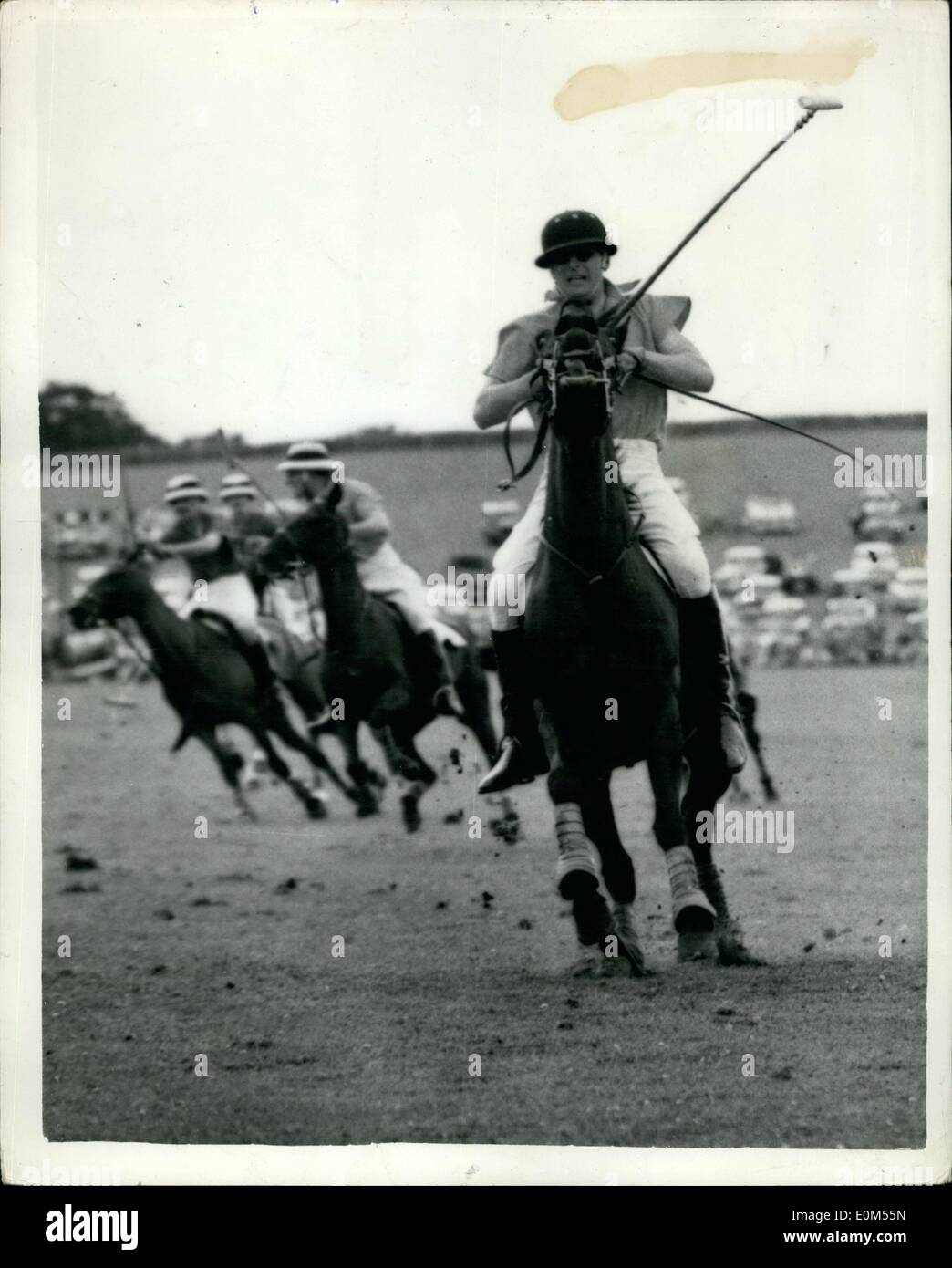 7. Juli 1953 - The Duke of Edinburgh ist geworfen Polo Spiel.: The Duke of Edinburgh Polo Pony Turkam fiel mit dem Herzog noch im Sattel während eines Matches gestern. Massen, die das Spiel im Cowdrav Park, Sussex, abkippte wie er aufgestanden, stand noch einen Augenblick zu erholen, lief nach dem Pony und es erneut bereitgestellt. Sein Team Cowdray Park schlagen Buchenholz 6-1 gewinnen die junior Grafschaft-Cup-Finale. Das Foto zeigt den Herzog in Aktion gesehen, kurz bevor er während des Spiels gestern ausgelöst wurde. Stockfoto