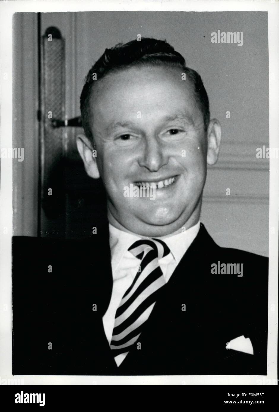 7. Juli 1953 - zahlt südafrikanischen Multimillionär 1 Million. J. Arthur Bank Anliegen unterstützt. Dreißig Jahre alte London geboren, südafrikanische Multi-Millionär Mr John Schlesinger gestern unterzeichneten Dokumente zum Kauf der 50-prozentigen Anteil von amerikanischen Konzerns, United Artists, im Odeon Kino Holdings Ltd., das Unternehmen, das Herr J. Arthur Banks Odeon Theater Ltd. kontrolliert gehalten Die Odeon-Theater-Gruppe über ihre Tochtergesellschaften wie Gaumont-British, 554 Kinos. Es auch Kinos innerhalb des Commonwealth besitzt und produziert und vertreibt Filme und Anlagen Stockfoto