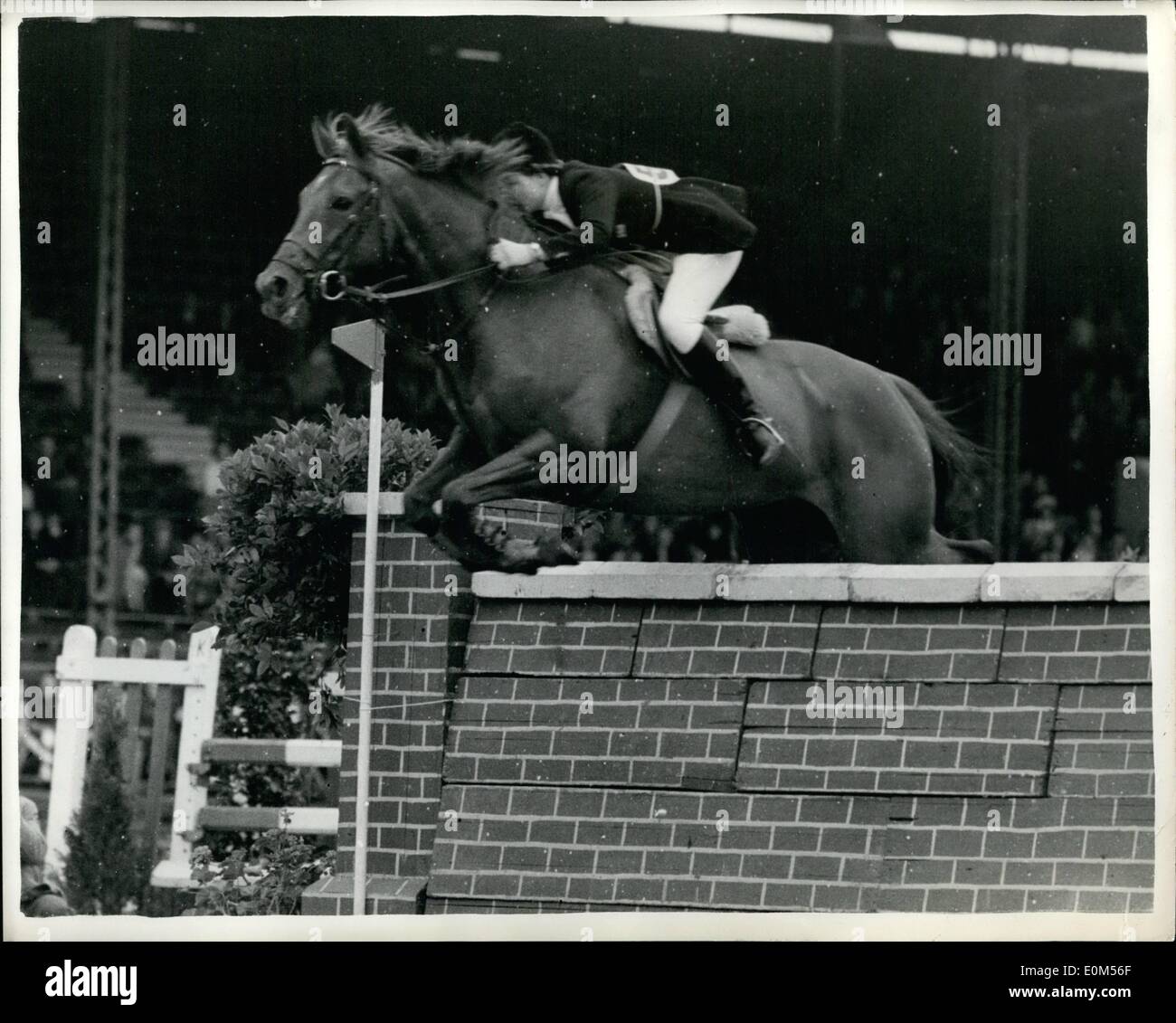 7. Juli 1953 - internationale Pferde zeigen in White City, Miss Pat Smythe gewinnt Debütantin Ereignis: das Foto zeigt Miss Pat Smythe auf ihr Reittier '' Prinz Hal'' nimmt einen Sprung in der Damen Debuntante International Horse Show, weiße Stadt, heute Nachmittag. Sie war der Gewinner der Veranstaltung. Stockfoto