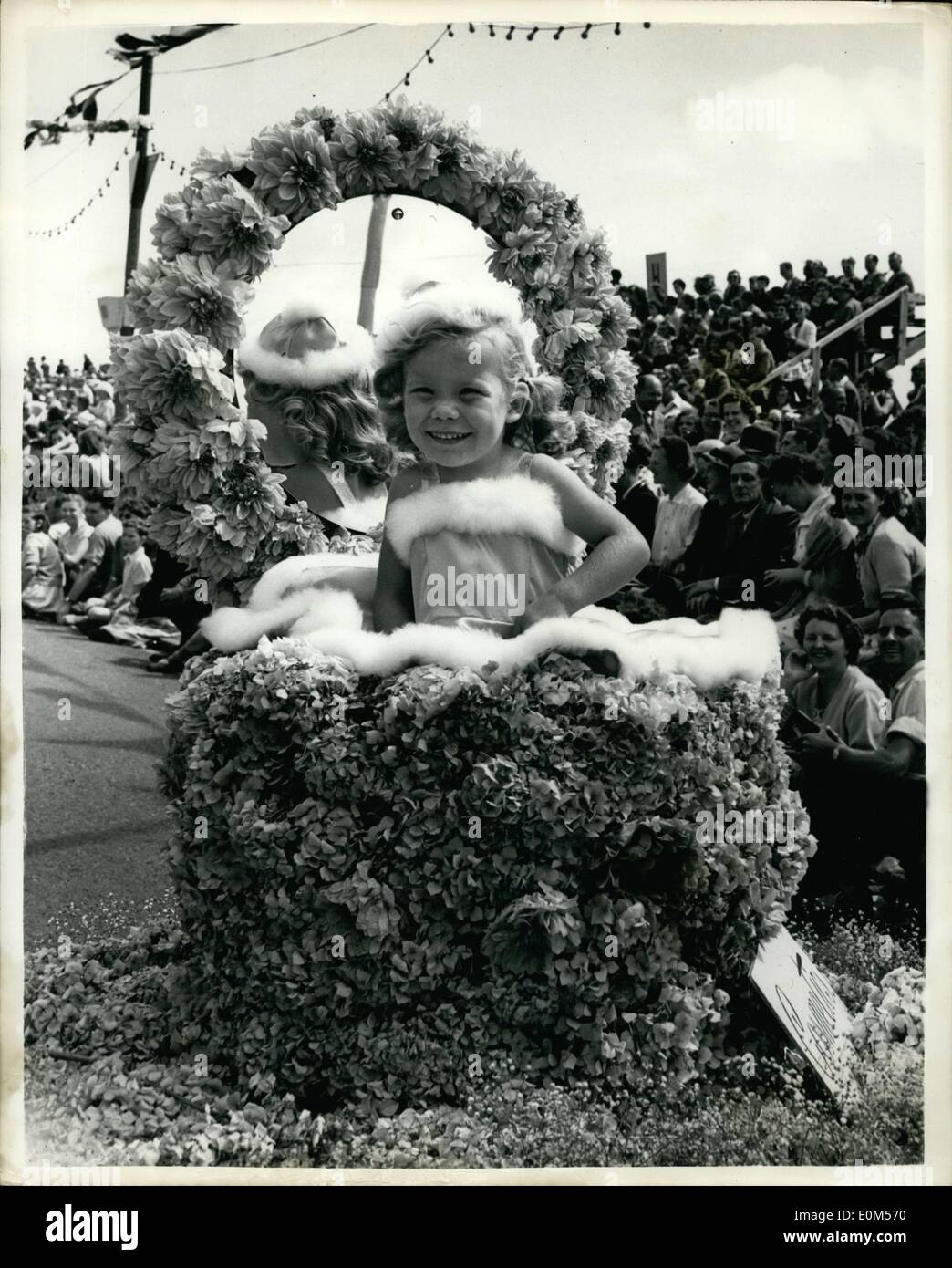 7. Juli 1953 - Jersey Battle of Flowers. Foto zeigt: Eines der vielen floralen Tableau ist die Parade während der Battle of Flowers in Jersey gestern gesehen. Stockfoto