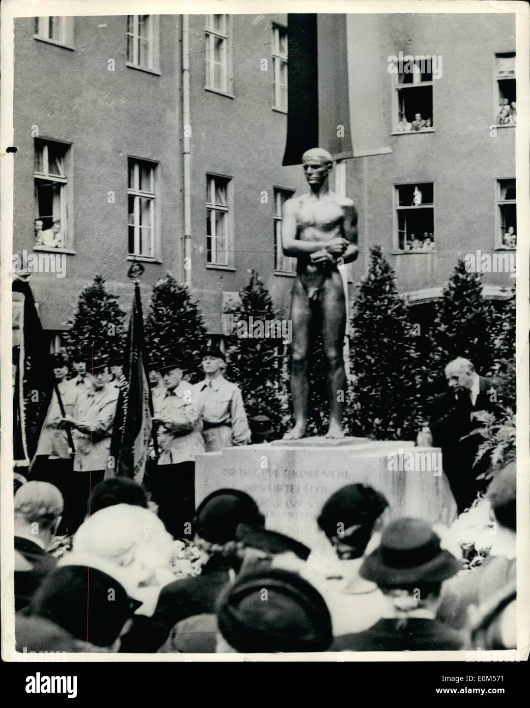 7. Juli 1953 - enthüllte Denkmal der Anti-Hitler-Koalition in Berlin. Jahrestag der Plot.: Witwen und Kinder der ausgeführten antifaschistischen Widerstandskämpfer besuchte die Unveilling in Berlin vor kurzem von einer Gedenkstätte für die Opfer der Anti-Hitler-Koalition Handlung des 20. Juli 1944. Das Denkmal wurde von Herr Reuter enthüllt den Oberbürgermeister von Berlin, die Handlung beschrieb als ein '' Anfang wie 17. Juni 1953 '' das Datum des Beginns der jüngsten Unruhen in der DDR, Stockfoto