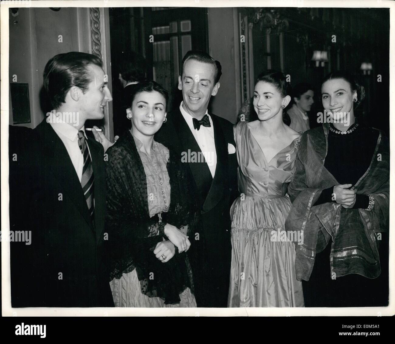 8. August 1953 - Stars besuchen Premiere '' Cine-Bijou'' von der Ballets De Paris Roland Petit im Teatro Stoll: Foto zeigt (V.l.) Stephan Kaboysky, Nora Kovach, Robert Helpman, Margot Fonteyn und Natalie Leslie Ankunft im Teatro Stoll für das Ballett gestern Abend. Stockfoto