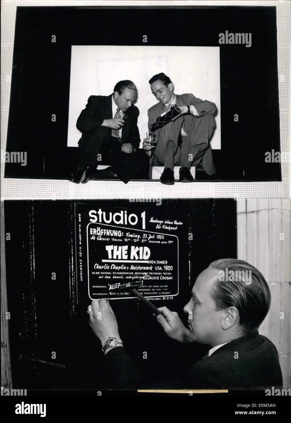 8. August 1953 - öffnet Europas kleinste Theater in Hamburg. Herr von Koss(28) und Herr Gassmann(27) öffnete ihre neuesten Unternehmen mit einer Vorführung von den 33 Jahre alten Film '' The Kid'' und einem Toast von Cognac. Das Theater selbst sitzt 25 Menschen und erwarten mit Zuversicht für th Stockfoto