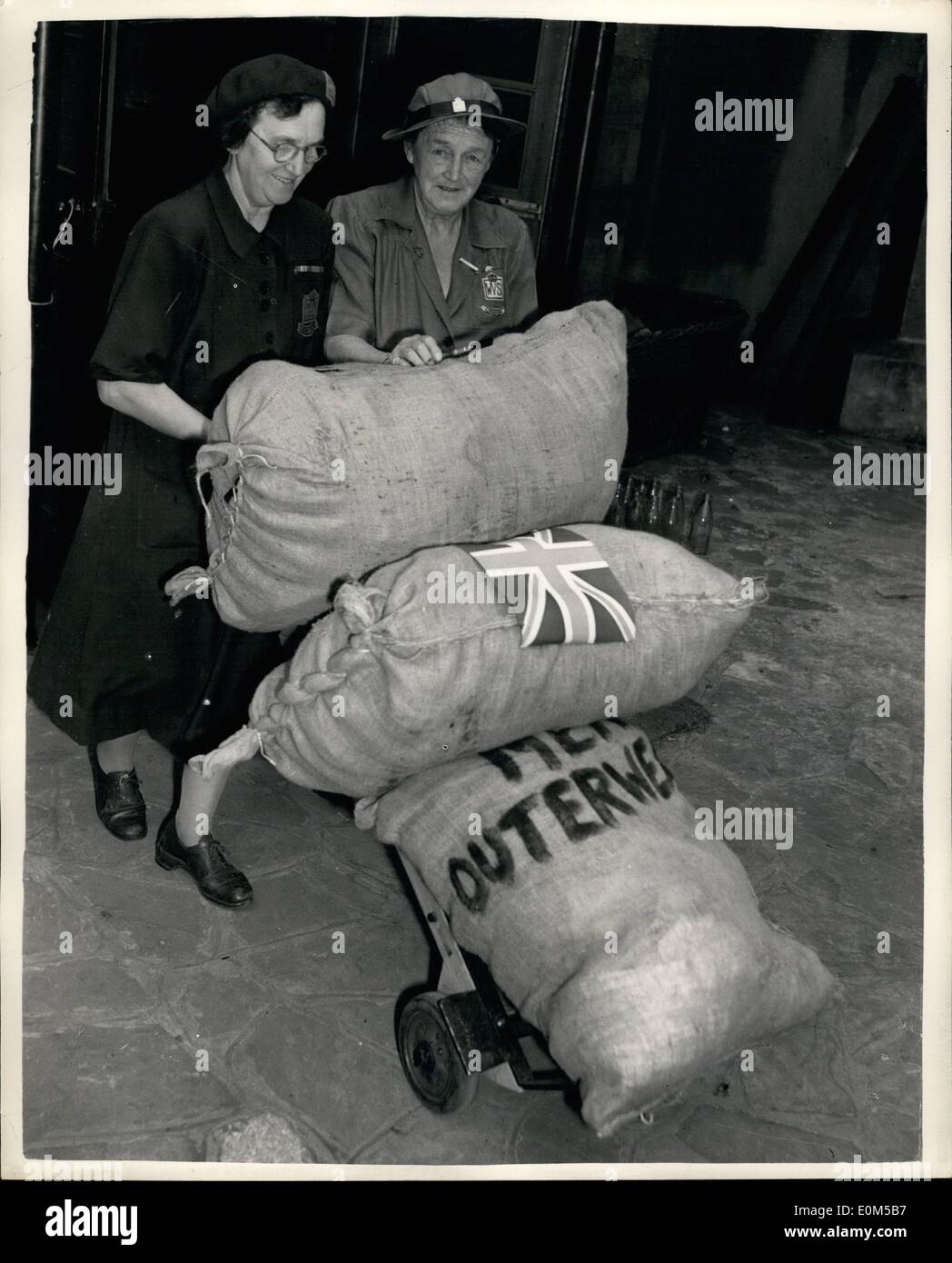 8. August 1953 - W.V.S. senden Sie Kleidung an Erdbeben Inseln.: Mitglieder des W.V.S., eines der ersten bieten sofortige Hilfe für die griechischen Erdbebenopfer wurden beschäftigt Verpackung Kleidung heute Morgen für den Transport zu den griechischen Erdbeben-Inseln. Sie werden sich von R.A.F Hastings Transport geflogen werden. Foto zeigt zwei Mitglieder des Arbeitskreises Hampstead der W.V.S. Frau Bischof (links) und Frau Moncur Rad die Säcke mit der Kleidung von ihren Sitz im Regents Park. Stockfoto