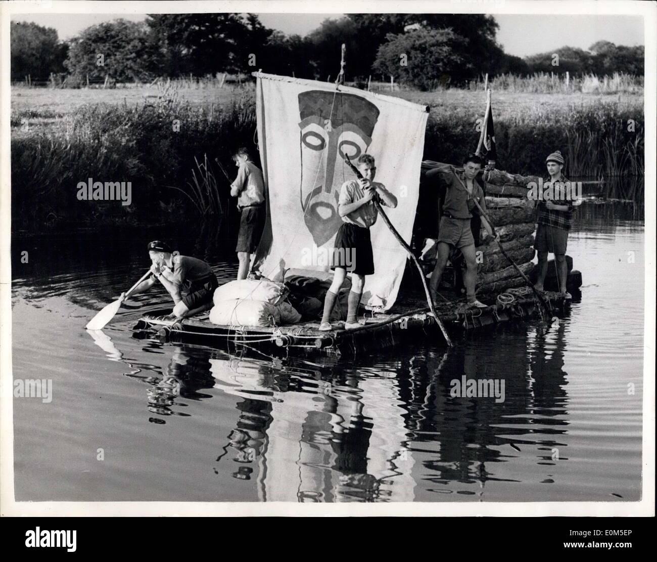 13. August 1953 - das Kon-TIki Boys kommt Kreuzfahrt auf der Themse.: Old Man River bekommt eine Adventuruos Crew. Fünf Bristol Boy Scouts auf ihre hausgemachten Nachbildung des berühmten Kon-Tiki-Floß schweben auf Ölfässern auf der Themse. Sie begannen von Lechlade, Gloucestershire, am Sonntag. Aber es ist harte Arbeit poling - sie brauchten drei Tage, 16 Meilen zurückzulegen. Sie hoffen, Oxford Morgen erreichen. Sie sind hier zu sehen bei Shifford Lock, Oxfordshire. Die Reise, einschließlich das Floß und deren Transport zum Fluss Kosten? 3 2 s, einen Kopf. Stockfoto