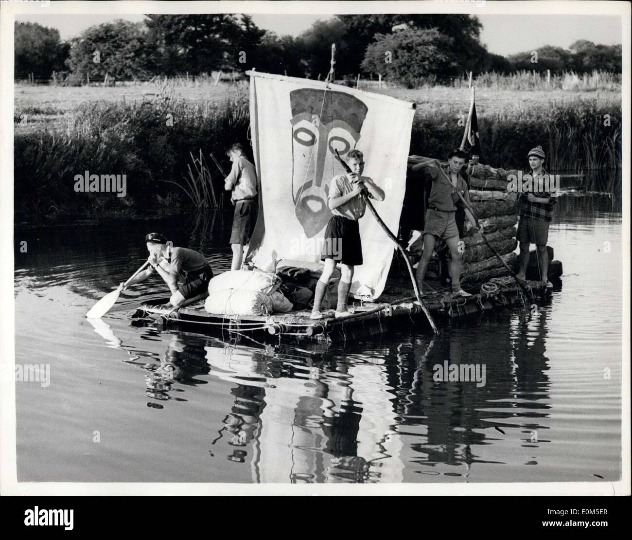 13. August 1953 - das Kon-TIki Boys kommt Kreuzfahrt auf der Themse.: Old Man River bekommt eine Adventuruos Crew. Fünf Bristol Boy Scouts auf ihre hausgemachten Nachbildung des berühmten Kon-Tiki-Floß schweben auf Ölfässern auf der Themse. Sie begannen von Lechlade, Gloucestershire, am Sonntag. Aber es ist harte Arbeit poling - sie brauchten drei Tage, 16 Meilen zurückzulegen. Sie hoffen, Oxford Morgen erreichen. Sie sind hier zu sehen bei Shifford Lock, Oxfordshire. Die Reise, einschließlich das Floß und deren Transport zum Fluss Kosten? 3 2 s, einen Kopf. Stockfoto