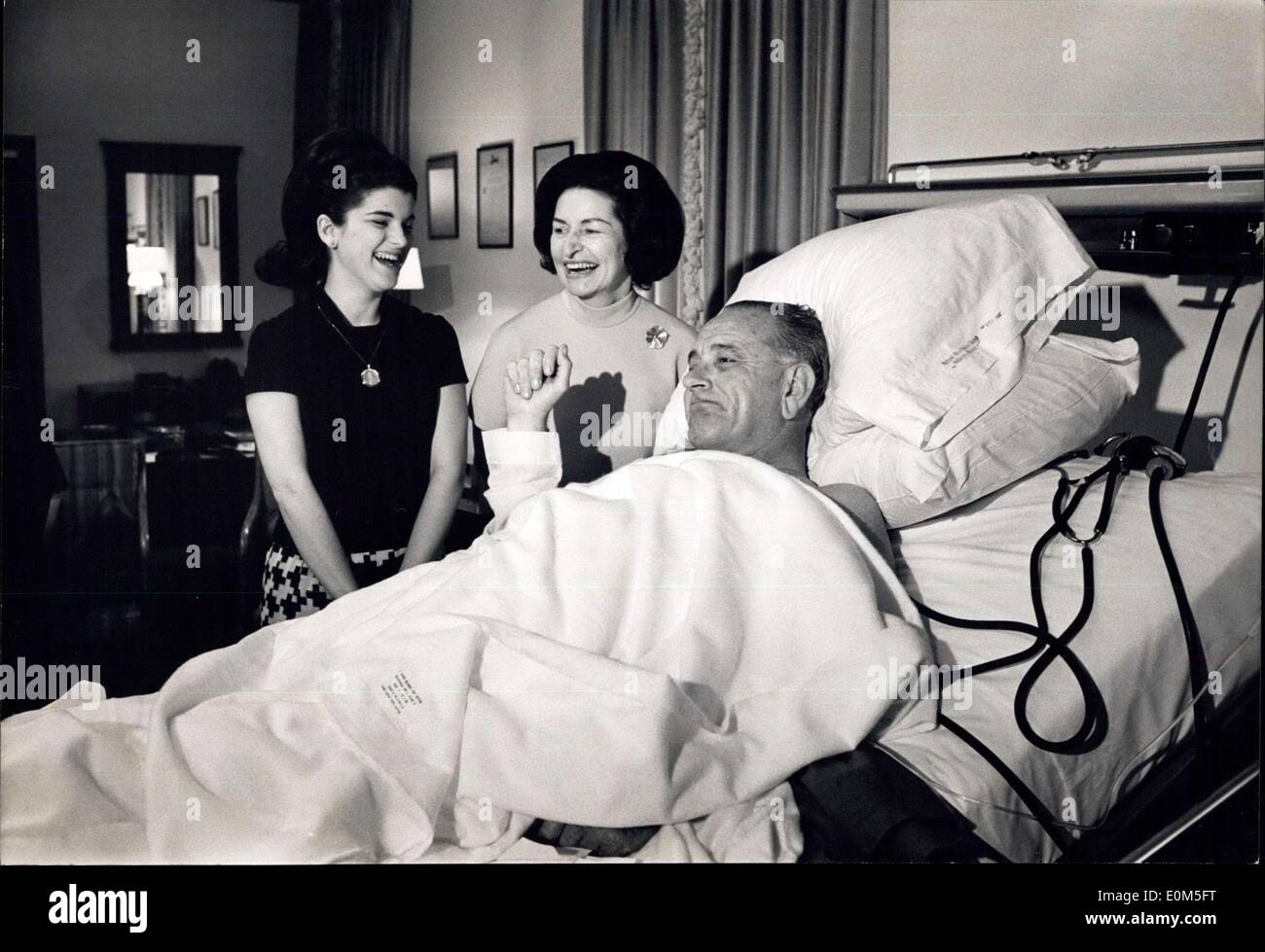16. August 1953 - Präsidenten Johnson in Bethessda Naval Hospital Sonntag Dept aus Washington: Pressekonferenz von Moyers, Fleming und Faschus (Schecks) 2. Pressekonferenz der Ärzte nach der Opeation, L-R; Cain, könnte, Moyers, Earkley, Follebeck und Dittier, Arzt steht im Frame (leer) Hollenback, die Chirurgie hat. 3. der Präsident in seiner Suite führt Business und Kommunikation mit den Mitarbeitern durch heisere Flüstern und schriftliche Notizen 4. LBJ, Marienkäfer und Luci. Stockfoto