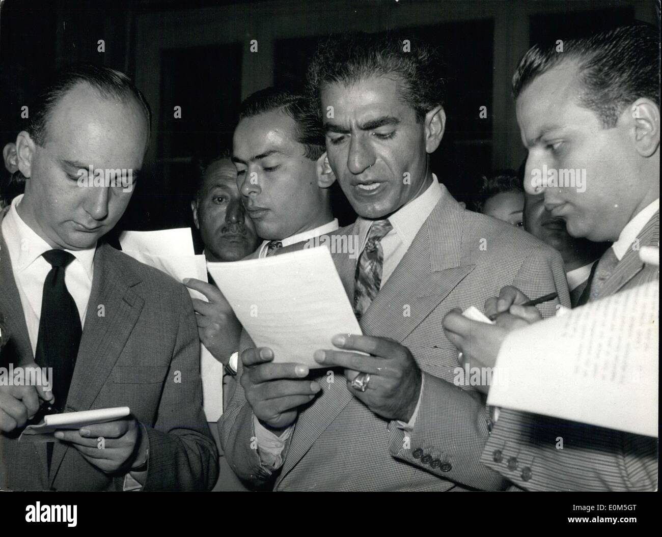 20. August 1953 - spricht Mohammad Pahlavi an die Presse über Mossadegh das Scheitern. Stockfoto