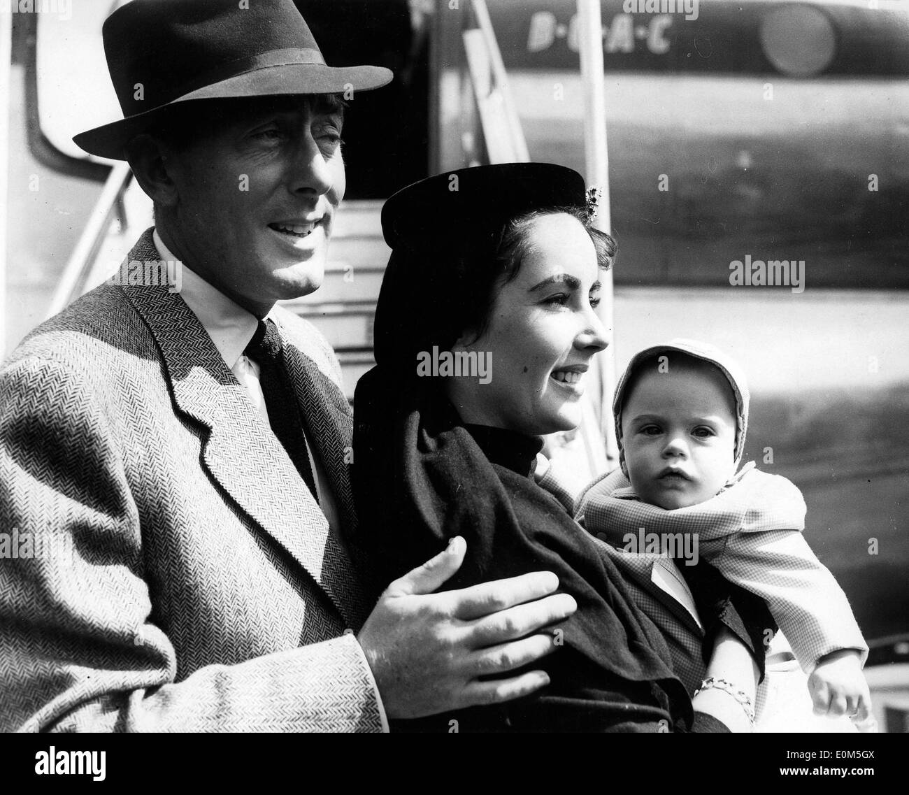 Elizabeth Taylor mit Ehemann Michael Wilding und ihr baby Stockfoto