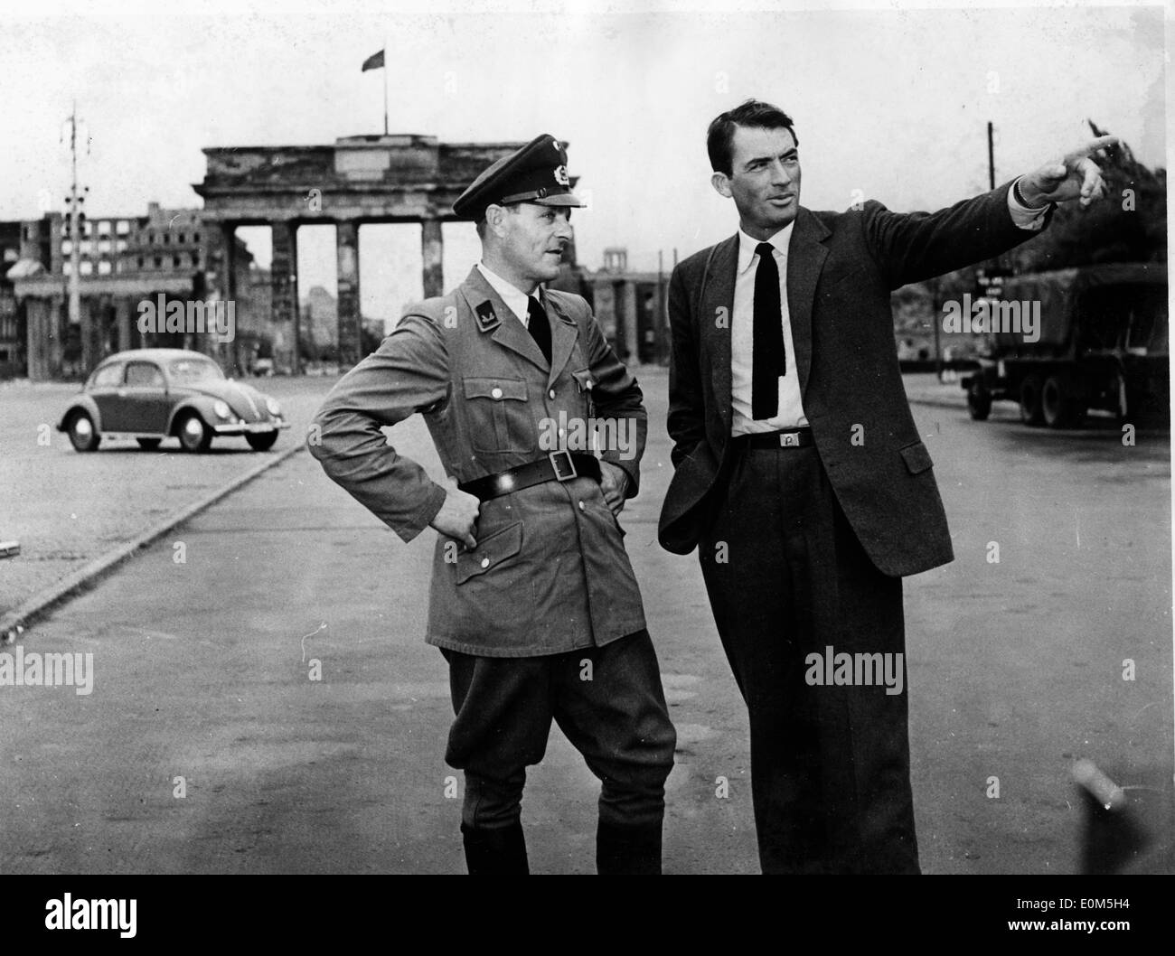 Schauspieler Gregory Peck am Set von "Night People" Stockfoto
