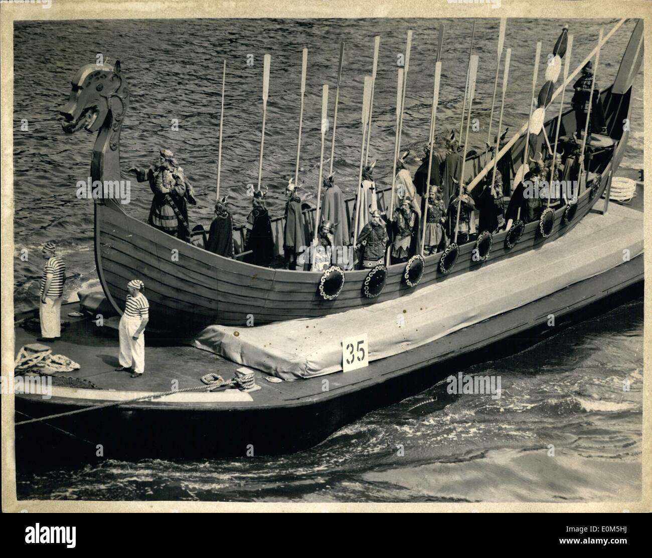 7. Juli 1953 - Royal Krönung Fluss Pageant auf Themse... "Die Wikinger". Foto zeigt: das Tableau repräsentieren die Wikinger (Zeitraum 1013) mit König Olaf und die norwegische Men at Arms, von Hungerford Bridge während der Festzug auf der Themse heute Morgen gesehen. Stockfoto