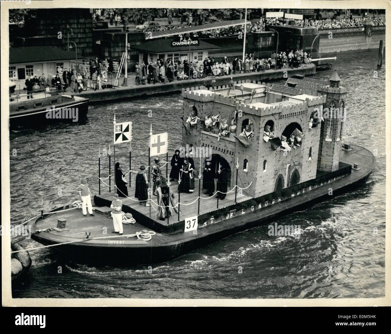 7. Juli 1953 - Royal Krönung Pageant auf Themse '' einladende The Black Prince: Foto zeigt das Tableau repräsentieren die Stockfoto