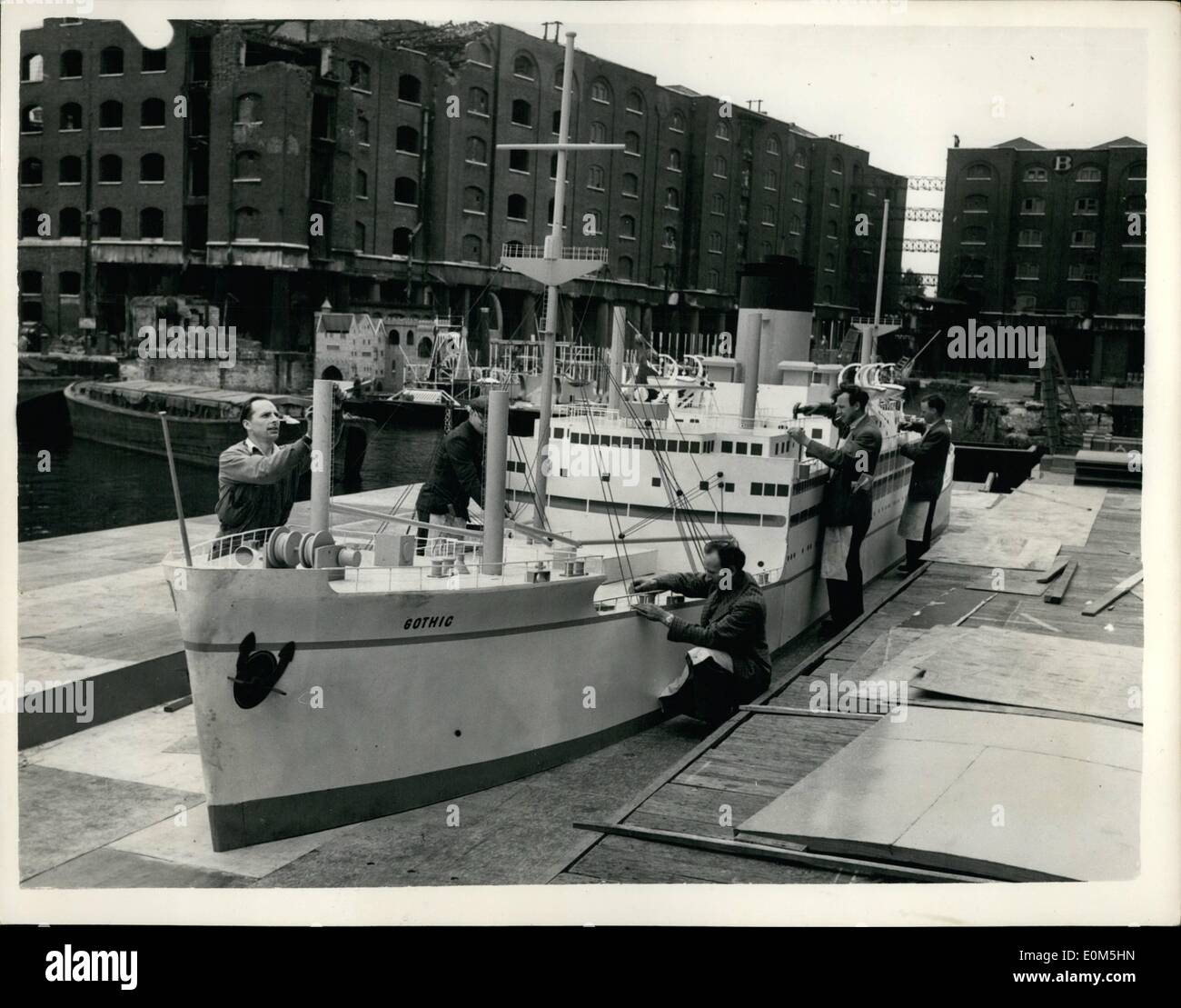 7. Juli 1953 - Oberbürgermeister sieht Fortschritte am Fluss Festzug Tableaus: The Lord Mayor of London hat heute einen Besuch abgestattet St. Katherine Dock, überprüfen den Fortschritt der Arbeiten für den Bau der historischen Tableaus, die für die bevorstehende Royal River Festzug auf Lastkähne, installiert werden. Industriellen und gewerblichen Bereich der Festzug führt, werden eine 144-Fuß lange Barge auf der Ausstellung der Port of London Authority ein Modell des "gotischen '', das Schiff, das in dem HM The Queen und der Herzog von Edinburgh nach Australien und Neuseeland, sind präsentiert werden Stockfoto