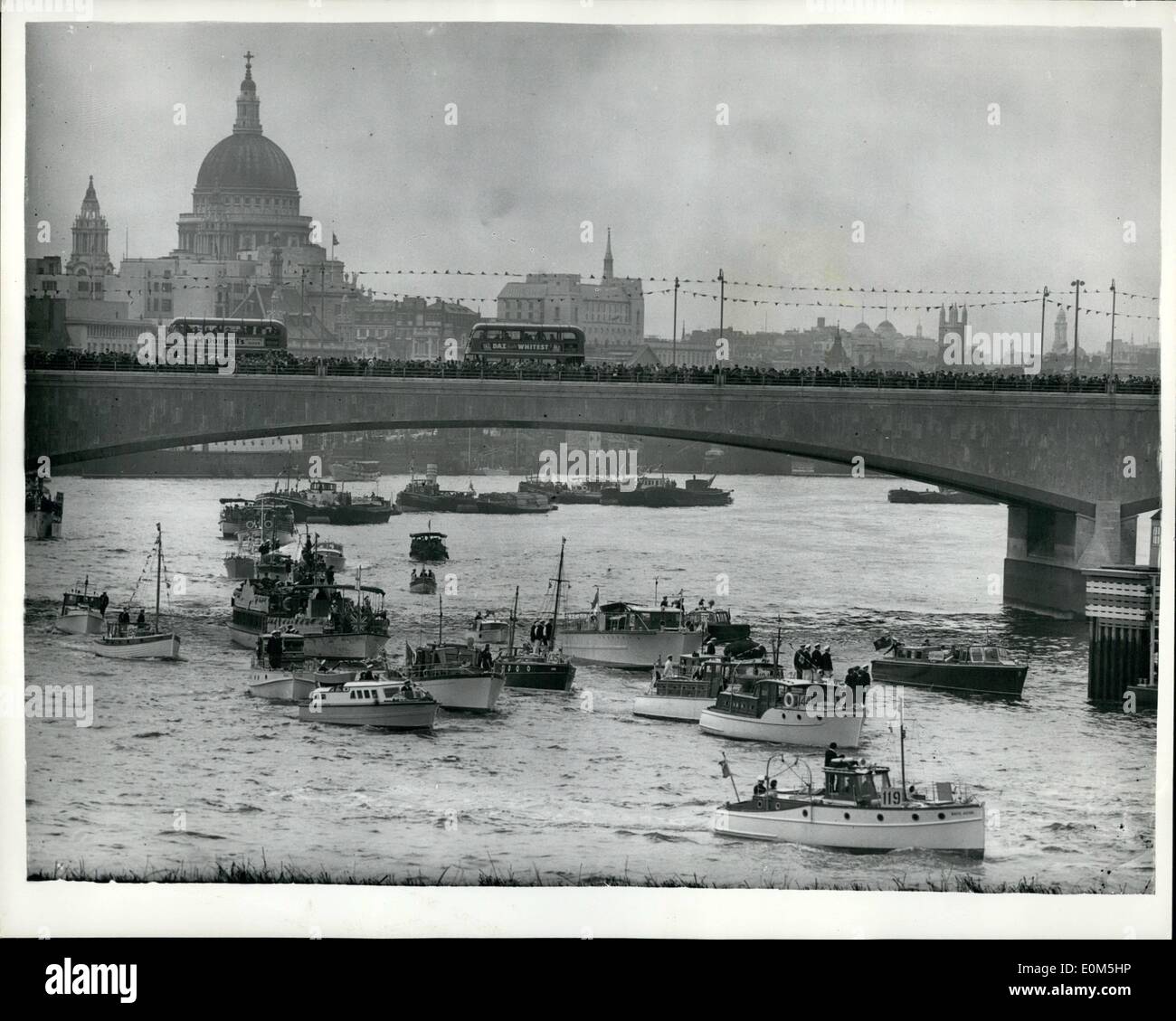 7. Juli 1953 - die königliche Krönung Fluss Pageant. Die '' kleinen Boote ''.: Foto zeigt die Szene von Hungerford Bridge anzeigen Stockfoto