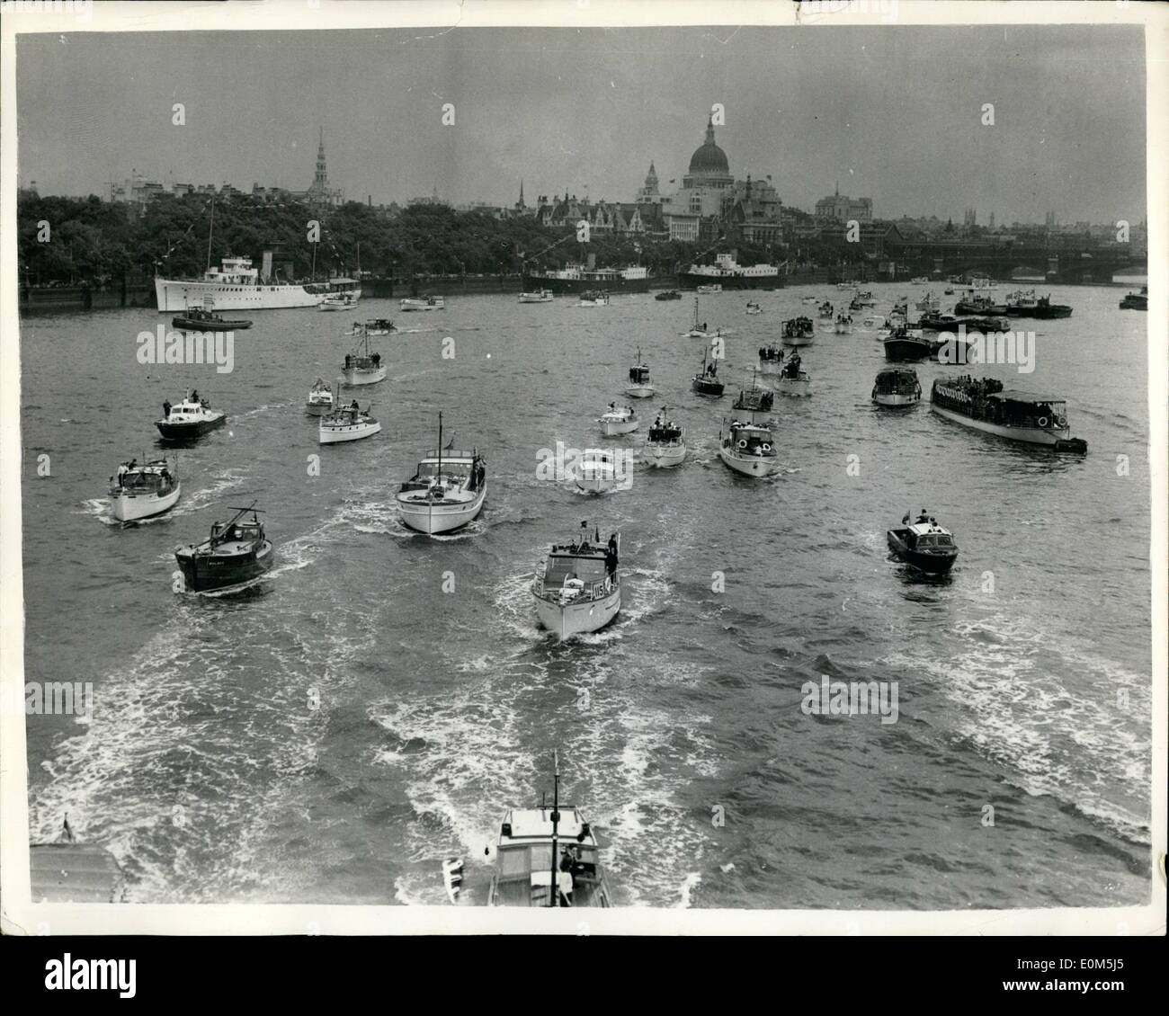 7. Juli 1953 - ROYAL Krönung Fluss Festzug... DIE '' WENIG SCHIFFE '' AN DER WATERLOO BRIDGE. KEYSTONE-FOTOSHOWS: - die '' Private Stockfoto