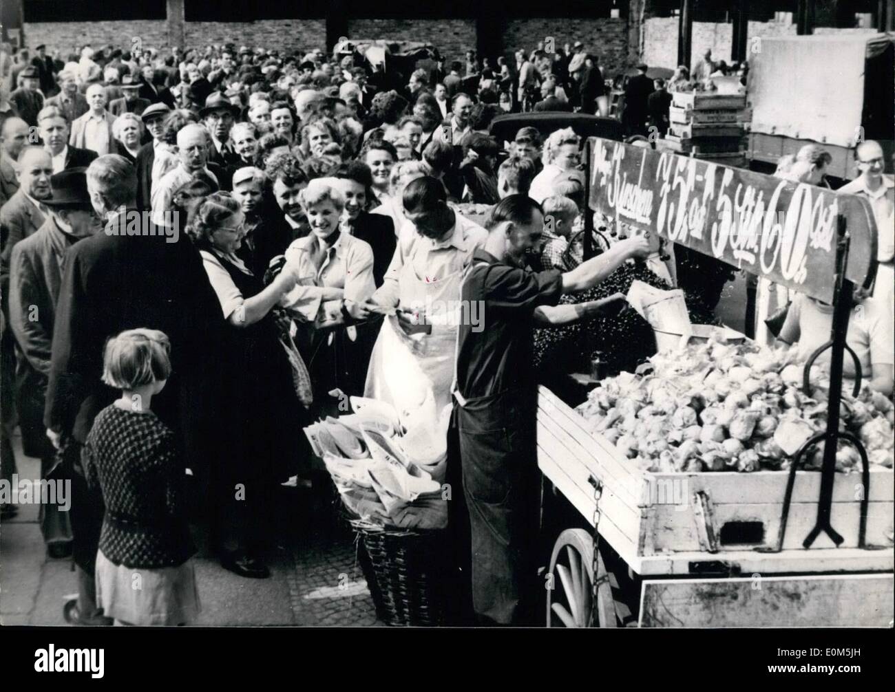 7. Juli 1953 - A Cherry pro Kunde? Langen Reihe von Ost-Berliner wollen, Kirschen und Gemüse zu kaufen. Vor dem Krieg gab es reichlich Gemüse und Obst produziert im heutigen Ostdeutschland (SBZ) Stockfoto