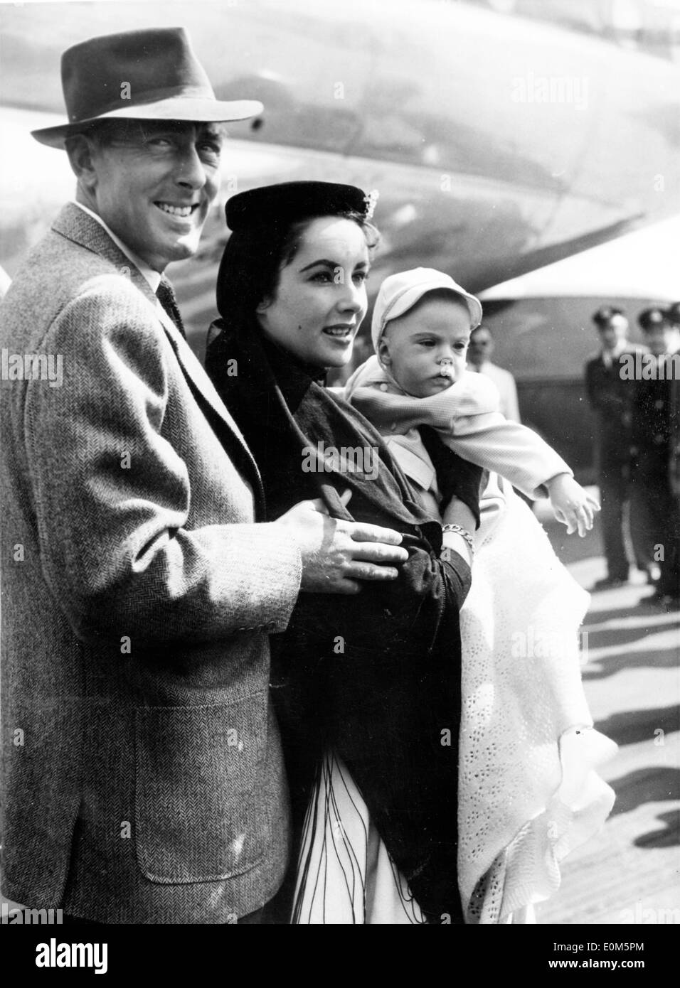 Elizabeth Taylor und Michael Wilding am Flughafen mit ihrem baby Stockfoto