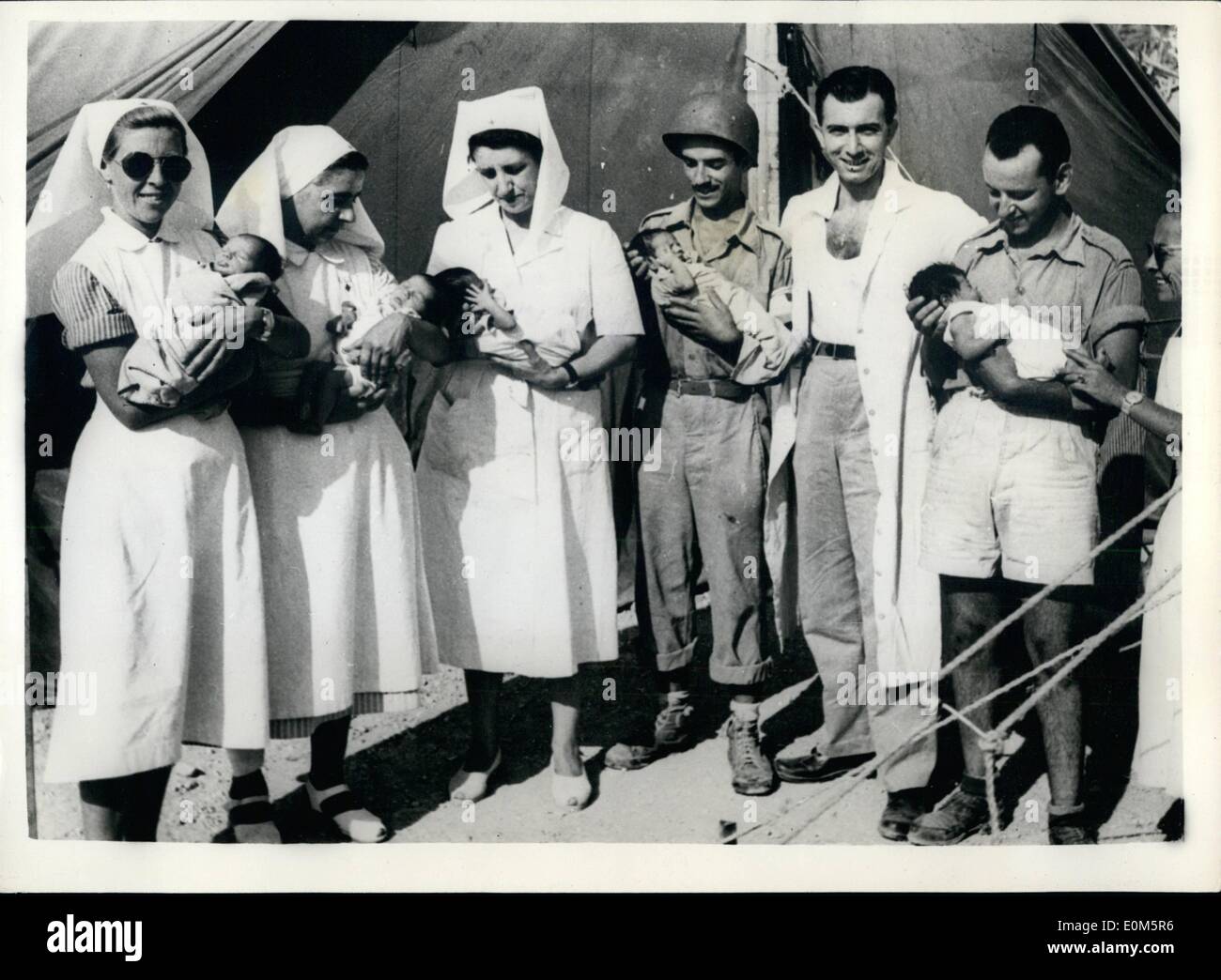 28. August 1953 - Erdbeben Babys - 28.8.53 - kurz nachdem die ersten Sanitätseinheiten in Argostoli, der Hauptstadt der erdbebengeschädigten Ionischen Insel von Cephalonia, landete sie Sanitätsunterstand erste-Hilfe- und Einrichten einer temporären Krankenhaus - in dem vor kurzem sechs Babys geboren wurden. Keystone-Foto zeigt - die Mitarbeiter des temporären Krankenhauses, mit fünf der sechs Babys, geboren in Argostoli gesehen. Stockfoto