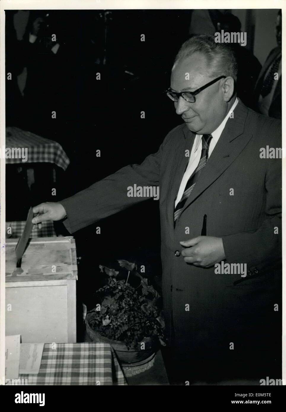 Sept. 06, 1953 - Ollenhauer Wahlt (115 Uhr) in Bonn - Vensuberg Stockfoto