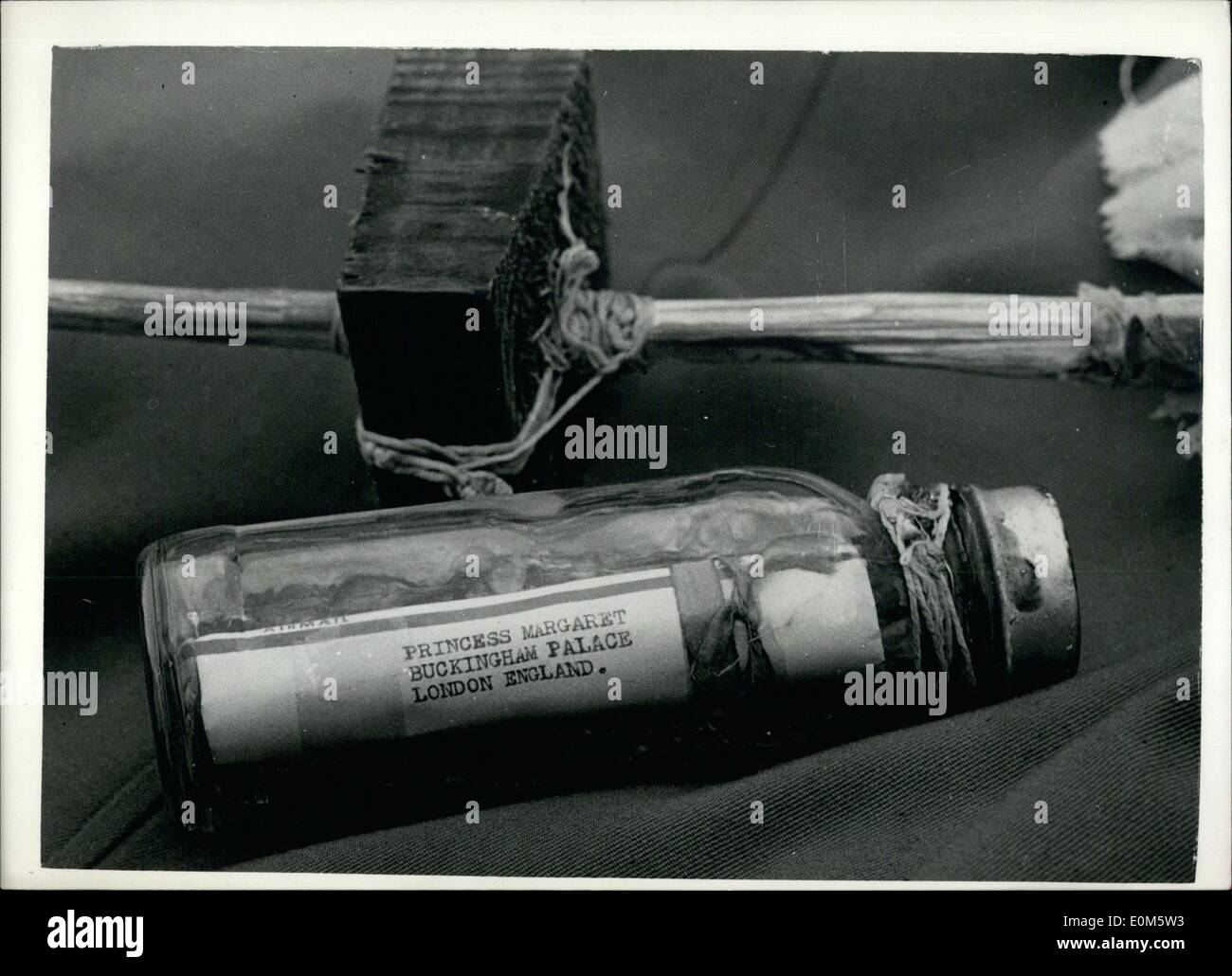 Sept. 09, 1953 - Prinzessin Margaret, Get A Meer Note: Eine Flasche mit einem Geschenk für Prinzessin Margaret wurde in Southwick, Sussex, angespült nach Überquerung des Atlantiks. Es wurde von Herrn C. Todman, Albert Road, Sothwick, am Strand unter einige Algen gefunden. Das Geschenk war eine Gedenktafel zeigt ein Boot in den Hafen kommen. Es gab auch eine Papierrolle in der Flasche. Dies richtete sich an Prinzessin Margaret und es kam aus Joseph A. Rinkoski, SS American Erfinder. Pier 59, New York Stockfoto