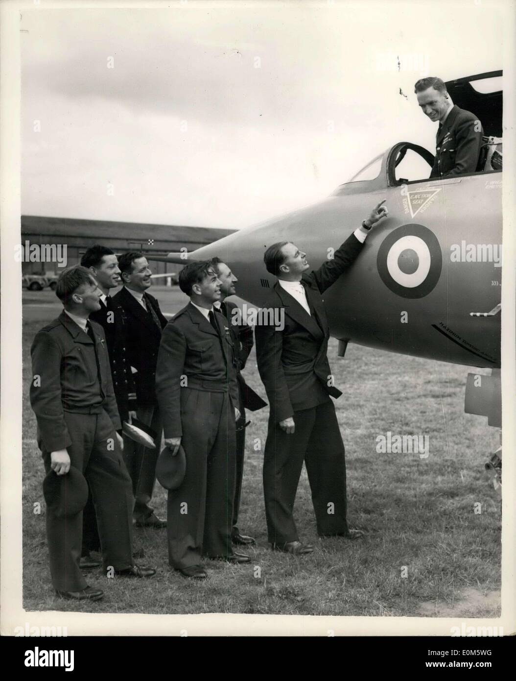 Sept. 09, 1953 - Gesellschaft von britischen Flugzeugen Konstruktoren? Show in Farnborough. Foto zeigt: Sitzen im Cockpit eine Avro-Delta ist sq h.t. Murley Ldr., D.F.C., AFC unterhielt sich mit Co-Piloten von Avro-Delta-Team. Sie sind (L, R) sq Ldr. W. Noble, D.S.C R.N, Herr j.b. Wales, O.B.E, D.F.C., Ft/Lt. j.e. Burton, SQ Ldr. w.j. Potocki, D.F.C. und Herr R.J. Falk, O.B.E, AFC Stockfoto