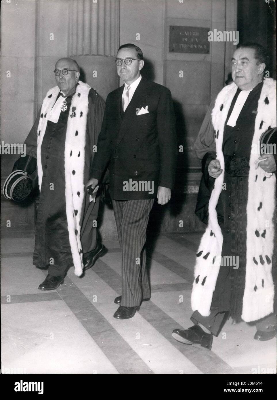 : 10. Oktober 1953 - PARIS Recht erste jährliche Tagung von links bis rechts M. ROUSSELET, erster Präsident der Gerichtshof Beschwerde M. JUSTIZMINISTER und M. BETEILLE, Staatsanwalt am COURT OF APPEAL, während der Zeremonie HELD AT THE PARIS LAW COURTS anlässlich der ersten Sitzung. Stockfoto