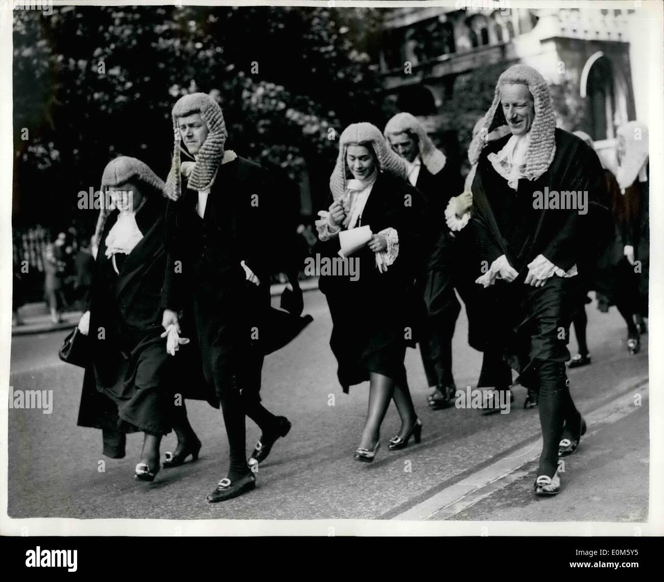 10. Oktober 1953 - Service Richter am St. Margarets, Mark die Eröffnung des Michaeli Recht Begriff: Anlässlich die Eröffnung des Begriffs Michaeli-Gesetz war ein Richter St.-Margarethen Kirche statt. Der Dienst ist in der Regel in der Westminster Abbey statt, aber es ist immer noch für Reparaturen geschlossen. Foto zeigt '' Seiden '' - aber man trägt Nylons. Einige der Q.C.s, die Teilnahme an der Prozession von St. Margarets. Unter ihnen ist Miss Rose Heilbron, der Nylons trägt. Stockfoto