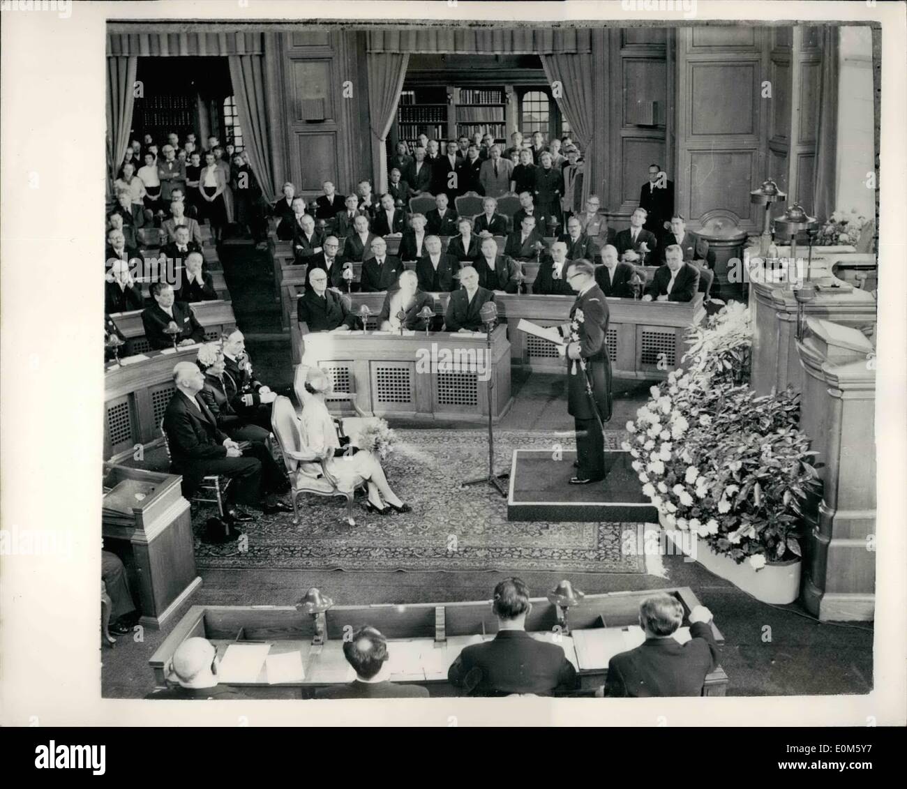 10. Oktober 1953 - König Frederick öffnet dänischen Parlament: König Frederick gestern eröffnete die erste Versammlung des dänischen Parlaments, nach der neuen Verfassung. Das Foto zeigt König Frederick gesehen macht seiner Eröffnungsrede an das dänische Parlament. Vor ihm sitzt Königin Astrid. Stockfoto