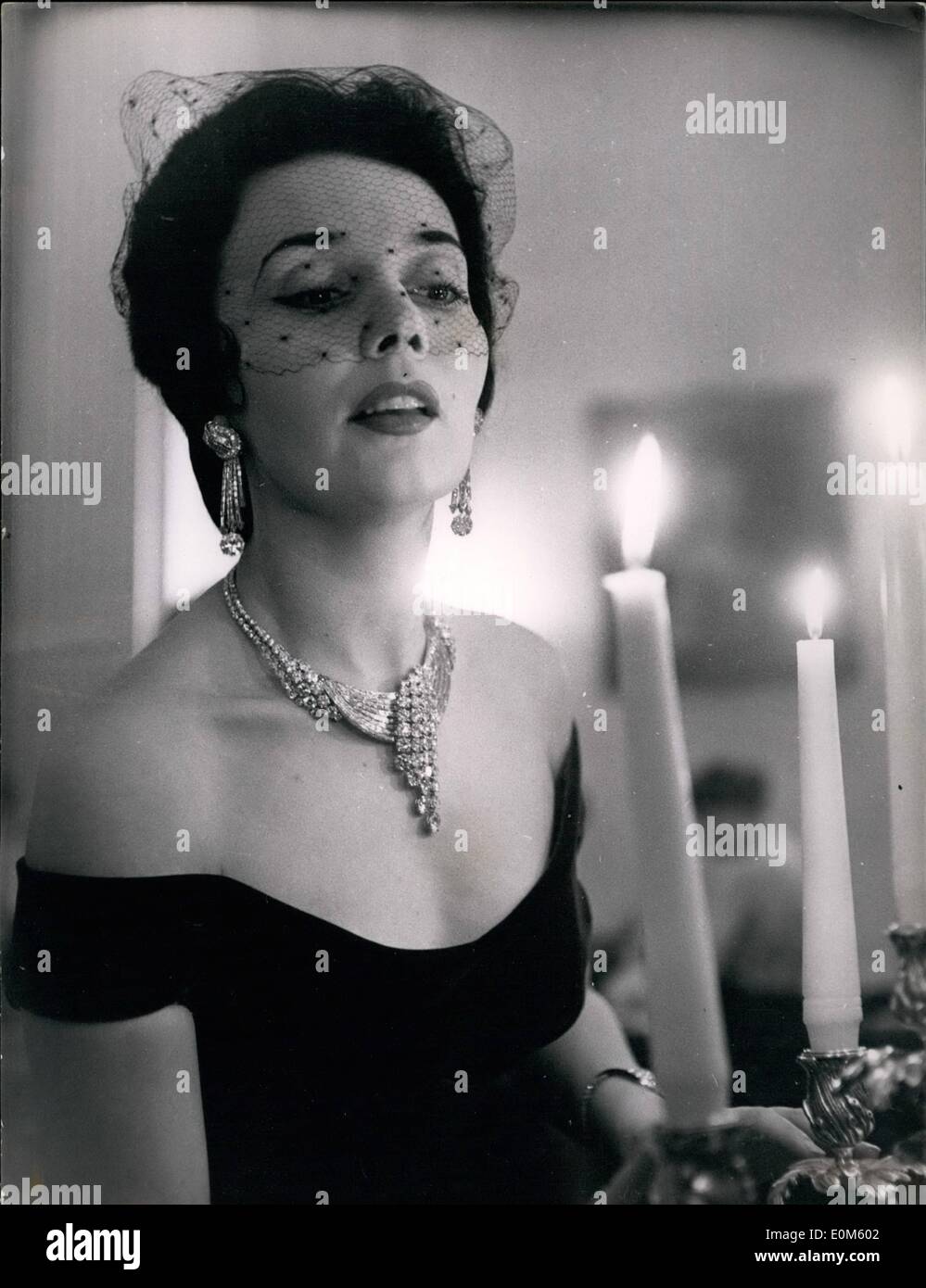 10. Oktober 1953 - 100.000 Wert der Juwelen: berühmte französische Tänzerin Ludmilla Tcherina zeigt eine Diamant-Halskette Wert 100.000 bei einem Juwelier Show Held in das Hotel Plaza-Athenee, Paris, letzte Nacht. Stockfoto