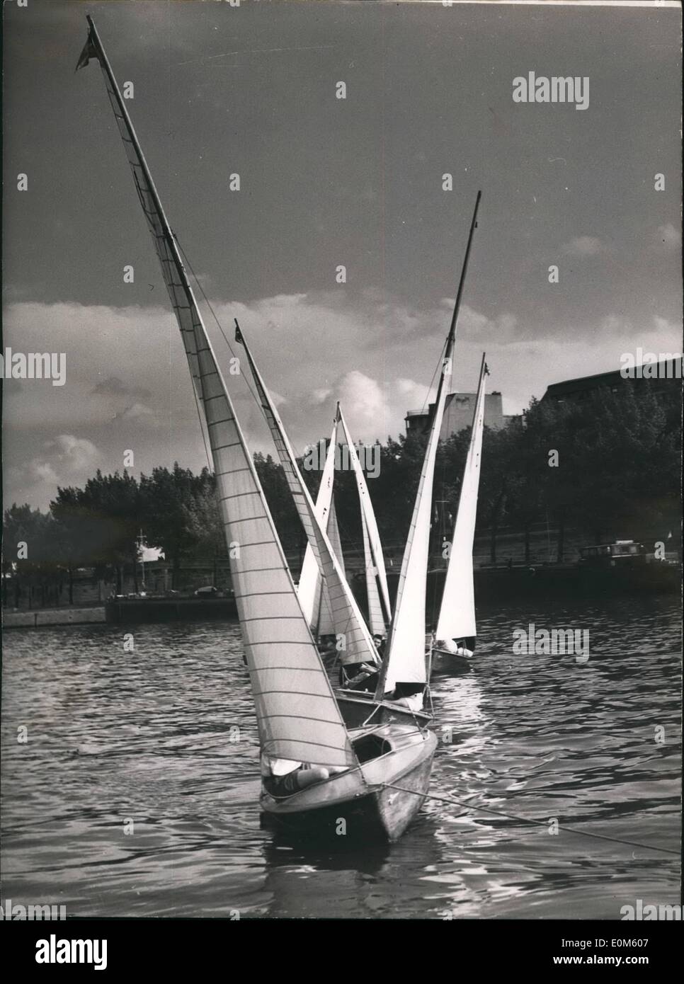 10. Oktober 1953 - Segeln Boote in Seine Regatten: Segelboote machen ein schönes Bild, während der Teilnahme an einer Regatta auf der Seiene organisiert in Zugang mit der marine Show jetzt in Paris statt. Stockfoto