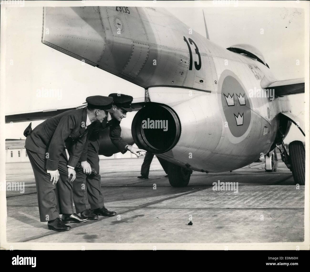 10. Oktober 1953 - Königliche schwedische Luftwaffe Goodwill besuchen, R.A.F: Eine neue Pfeilflügel-Fass-Rumpf Düsenjäger wird über England während der nächsten Tage gesehen werden. Es ist die j.29 der königlichen schwedischen Luftwaffe, die schneller als alle die Meteore, mit denen die RAF Kämpfer-Geschwader ausgestattet sind. Heute landete acht der schwedischen J 29 an R.A.F Station, Waterbeach Cambridge, auf eine Woche Goodwill Mission. Das Foto zeigt. Flugoffizier Wirdhan (nächste Kamera) und Flying Officer Barnard, zwei britischen Piloten, Prüfung der Jet-Rohr von der schwedischen J.29, bei Waterbeach heute. Stockfoto