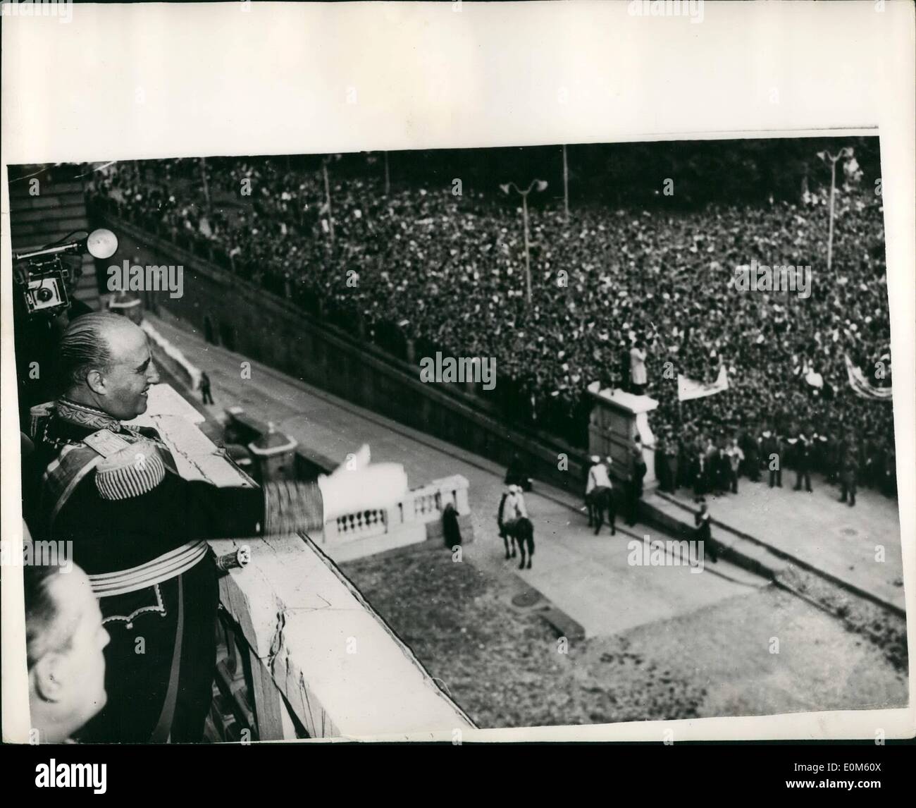10. Oktober 1953 - Schlafwagens riesige Menschenmenge Franco in Madrid A riesige Menschenmenge von 350.000 versammelten sich vor dem Nationalpalast in Madrid, um General Franco anlässlich der 17. Jahrestag seiner Machtübernahme in Spanien Beifall. Besonderer Freude zeigte sich von der Masse der Franco kürzlich unterzeichneten Pakt mit den Vereinigten Staaten und den Schlussfolgerungen des Konkordats mit dem Vatikan. Foto zeigt General Franco Wellen auf das Publikum aus dem Königspalast in Madrid, während die Massendemonstration. Stockfoto