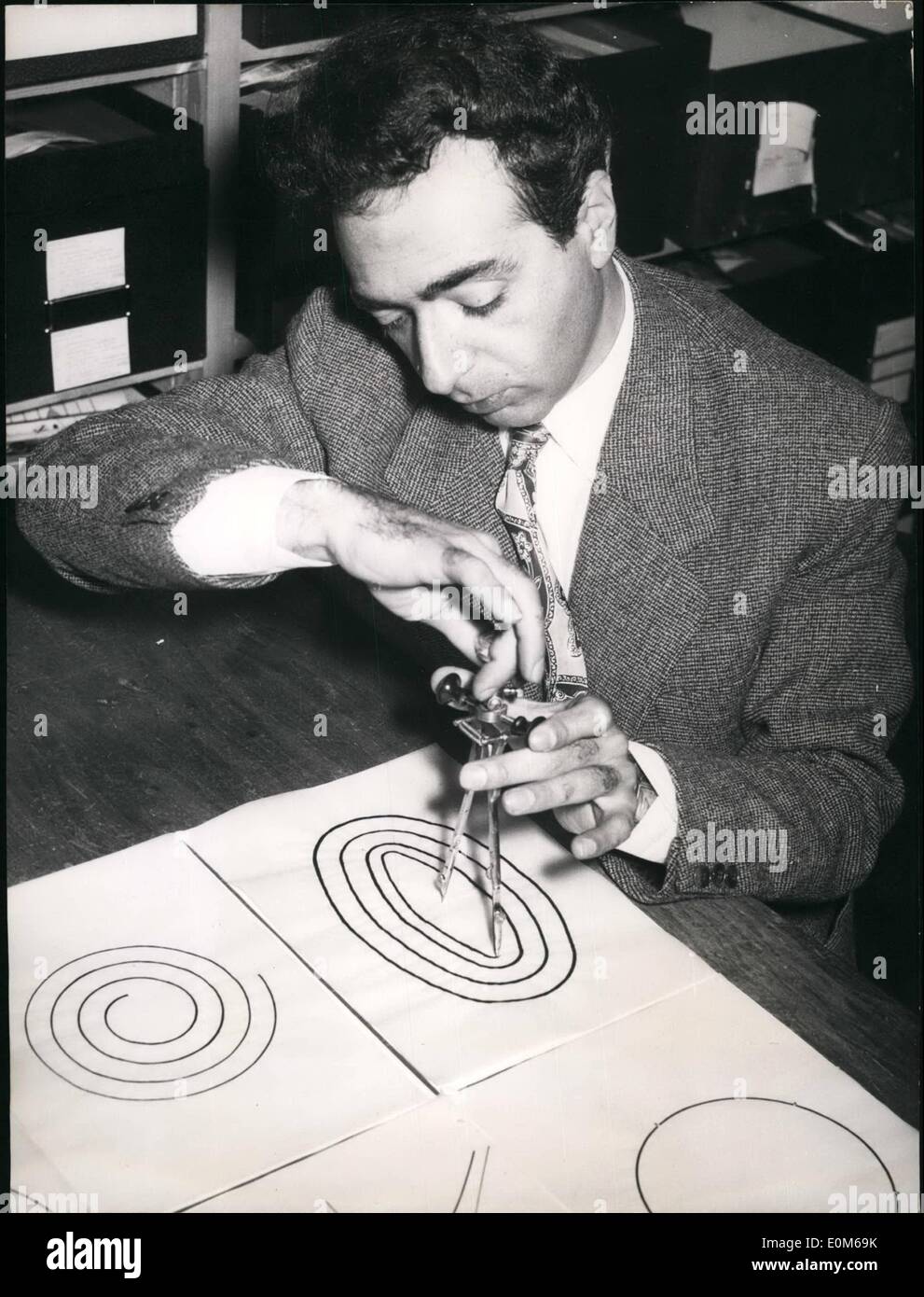 Sept. 09, 1953 - eine neue Archmimedes: Hadji Molla Hadji Kasem, eine persische Leben in Munich.He erfand eine neue Zirkel mit Mitteln von denen Sie nicht in die einfachste Art und Weise Ellipse, Spirale, Parabeln und Hyperbeln, sowie andere mathematischen Kurven zu zeichnen können ist. Der Zirkel enthält ein kleines Stück die ausgetauscht werden kann und vertikal bewegt auch eine gewisse Abhängigkeit zwischen der Öffnungs- und der Schließbewegung der Ableger des Zirkels im Voraus festgesetzt werden Stockfoto