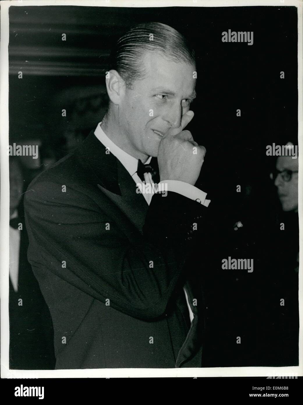 10. Oktober 1953 - besucht der Herzog von EDINBURGH Filmpremiere. Foto zeigt: Der Herzog teilt einen Witz mit Freunden war er auf der Premiere des neuen britischen Film '' THE INTRUDER'' im Empire Theatre, Leicester-Platz, letzte Nacht. Stockfoto