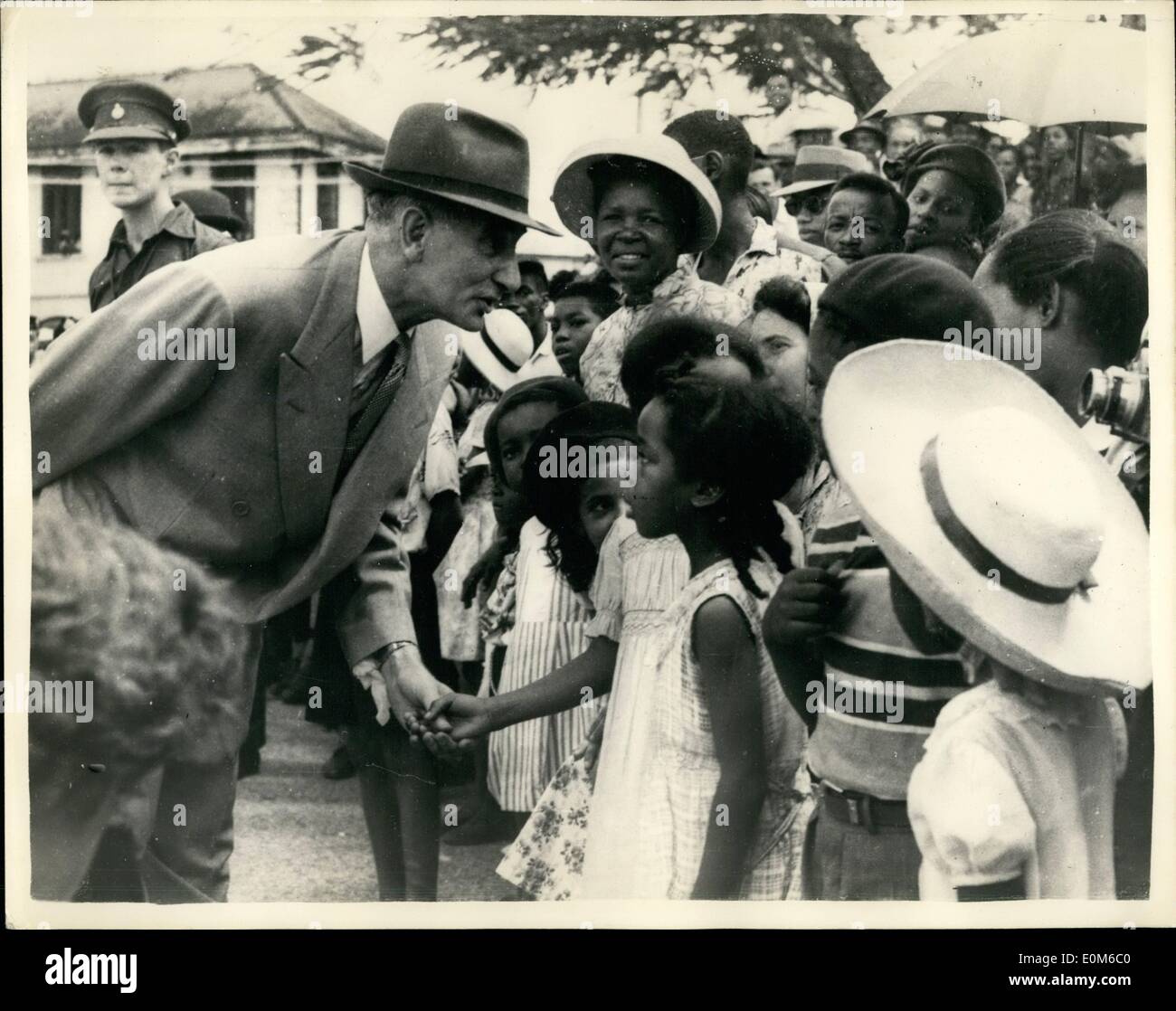 10. Oktober 1953 - freundlich Wort des Gouverneurs: Bild zeigt: vor der Inspektion der Wache Abteilungen f die Argyll und Sutherland Highlanders, wenn sie Wache Aufgaben bei Regierung, Haus, Georgetown, British Guiana-The Gouverneur übernahm, Sir Alfred Savage hatte ein freundlich Wort für einige der He Jugendlichen versammelt, um die Wachablösung zu sehen. Stockfoto