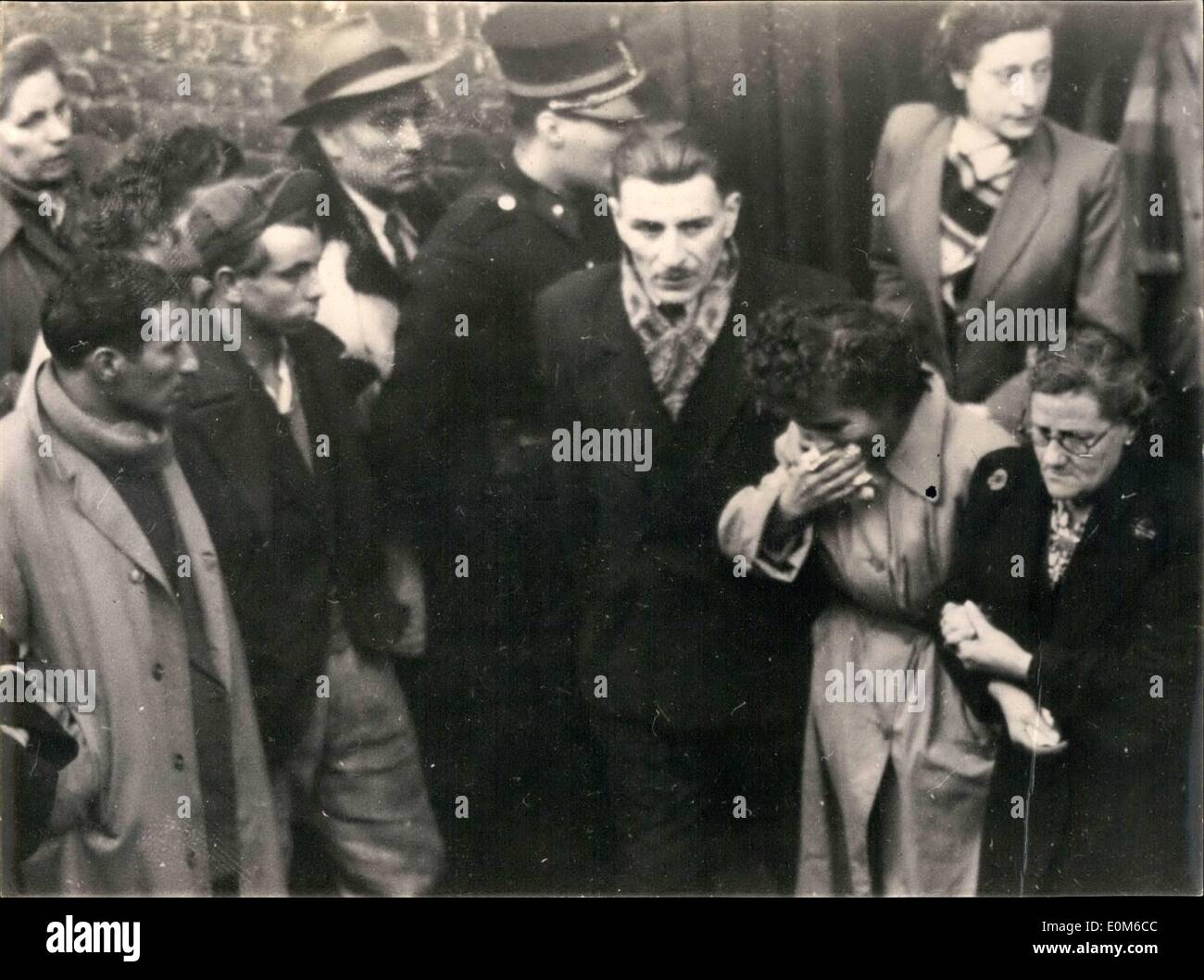 10. Oktober 1953 - Mine Disaster in Seraing Zeche (in der Nähe von Lüttich, Belgien): 26 Bergleute sterben: Familien der eingeschlossenen Bergleute warten sehnsüchtig auf News vor dem Eingang in die Grube. Stockfoto