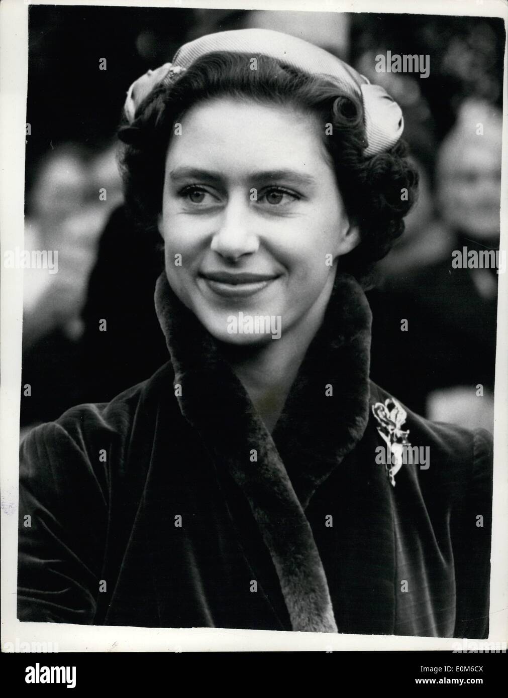 10. Oktober 1953 - Prinzessin Margaret will ihr Freund Hochzeit im Land.: ein charmantes Bild von Prinzessin Margaret, wenn sie die Hochzeit in der kleinen Kirche auf dem Gelände des North Mimms Park in der Nähe von Hatfield, Hertfordshire, ihrer Freundin, 24-jährige Miss Elizabeth Carew Pole und Mr.David Quilter besucht. Stockfoto