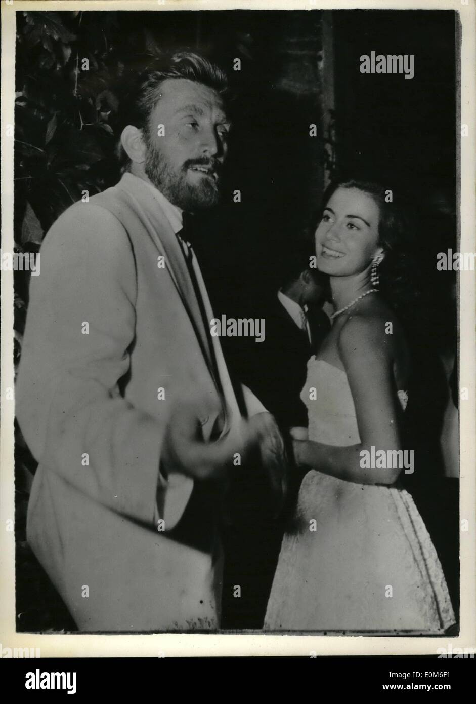 Sept. 09, 1953 - Filmstars in Venedig: Foto zeigt Hollywood Filmstar, Kirk Douglas, trug einen Bart, wenn er einen Empfang ein Volpi House, Venedig, mit Annamaria Ferrero besuchte. Er ist in Venedig Film-Festival. Stockfoto