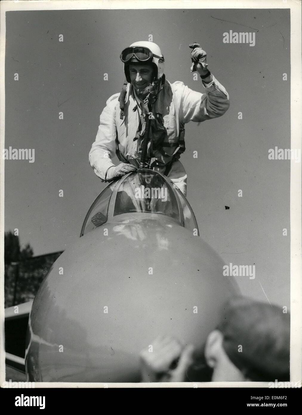 Sept. 09, 1953 - Neville Duke stellt neue Welt Speed Rekord 727 mph Foto zeigt Geschwaderführer Neville Duke gibt eine glückliche Welle aus dem Cockpit seiner Hawker Hunter Düsenjäger, als er landete am Tangmere Flughafen gestern Abend - nachdem Sie eingerichtet haben eine neue Welt Düsenflugzeug speed Rekord von 727 mph Stockfoto