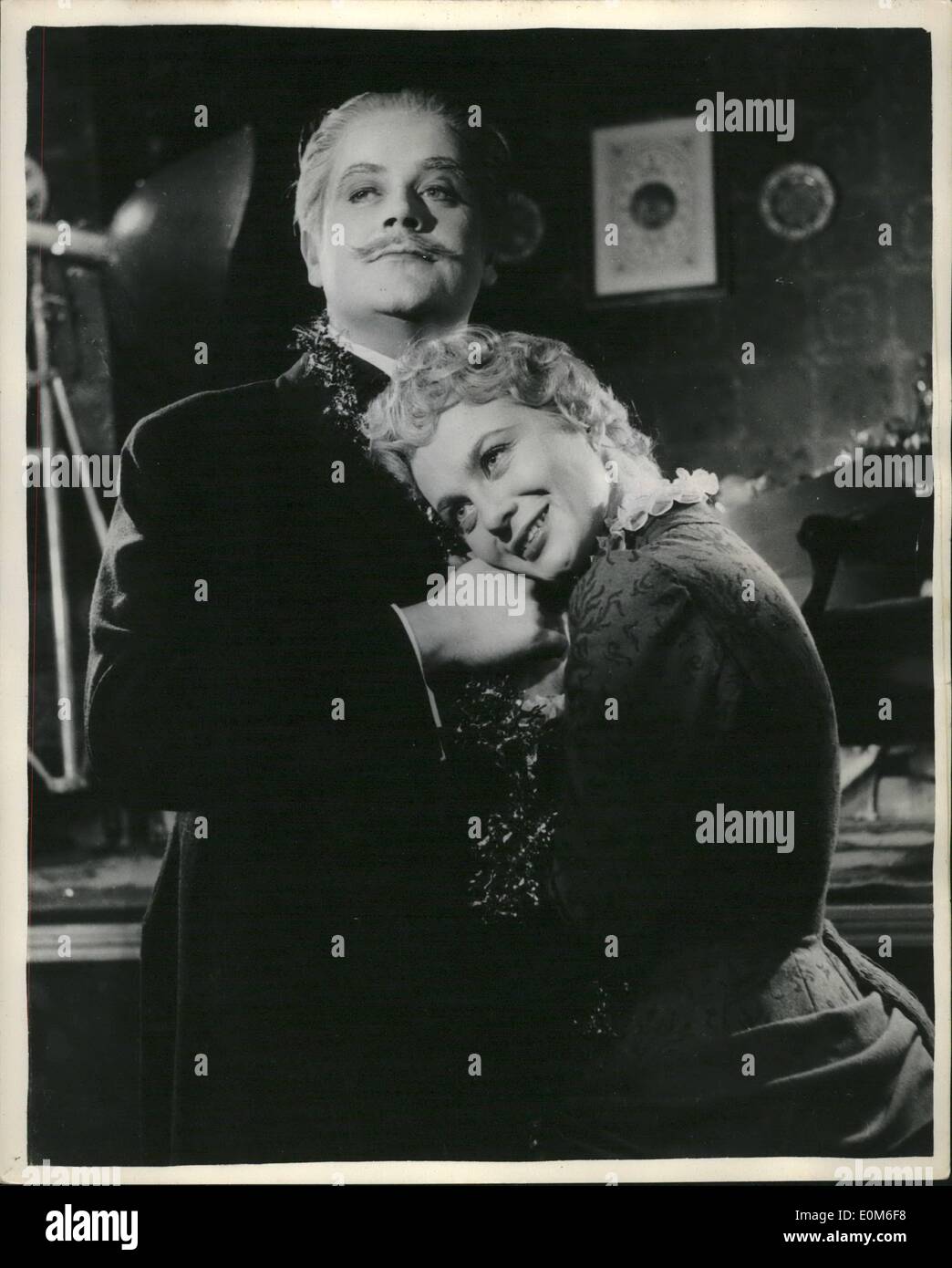 Sept. 09, 1953 - Stars aus Skandinavien spielen die Hauptrolle in Ibsen-Show in London. Nai Zerrerling der berühmten schwedischen Bildschirm-Star und Mogers mit dem Hauptdarsteller in Dänemark spielen die Hauptrollen in Ibsens '' A Doll's House'' - am Lyric Theatre, Hammeramith, Nai übernimmt den Part von Nora die junge Frau und Nogens spielt des stern Mannes Thorwald Helmer - er ist 33. Foto zeigt Nogens Wieth und Mai Zetterling gesehen, wie sie ihre Teile in Proben '' ein Puppenheim " Stockfoto