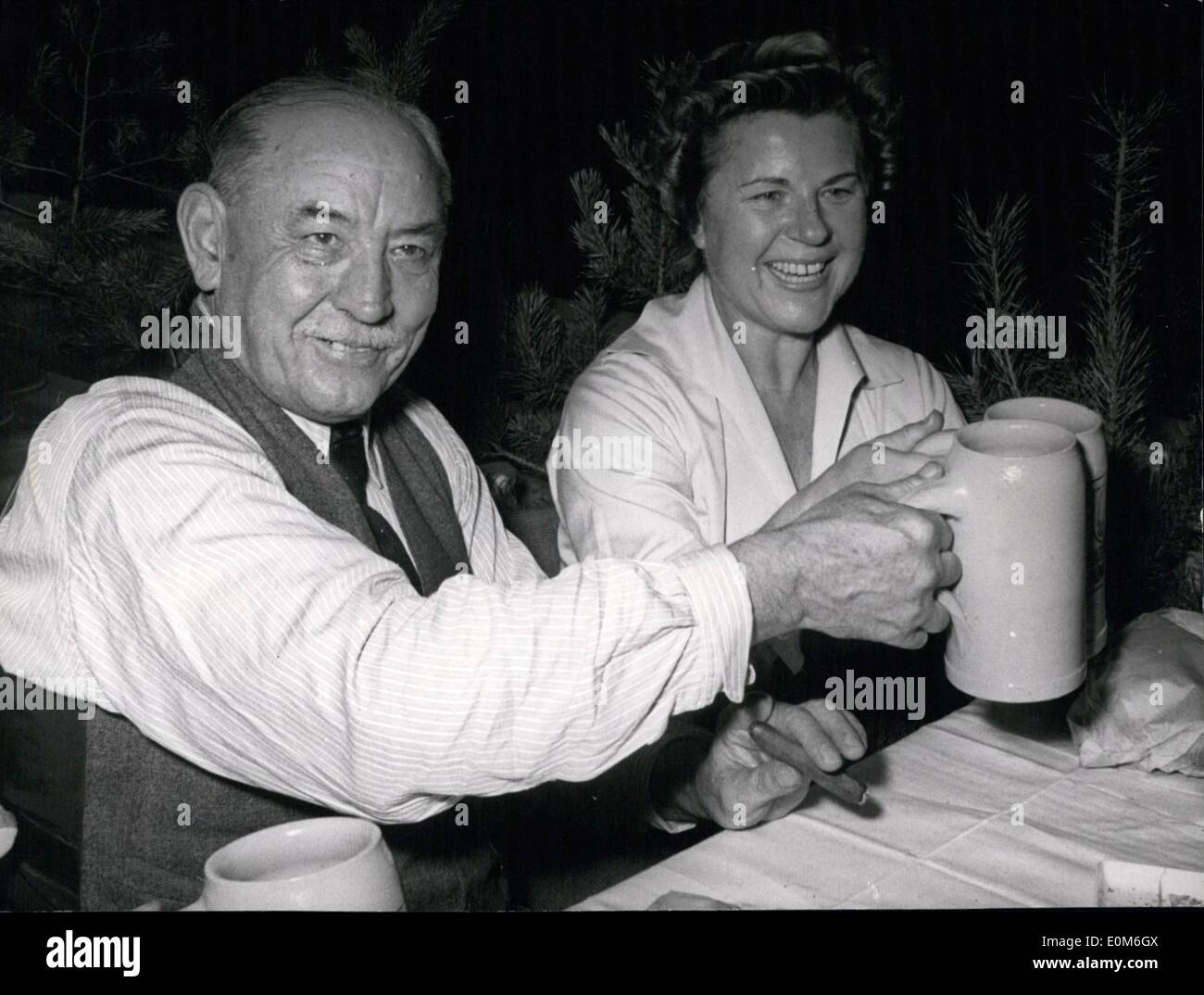 Sept. 09, 1953 - schließlich begann es.: um 12 Uhr in der früh das Oktoberfest in München begann. Der Münchner Bürgermeister Thomas Stockfoto