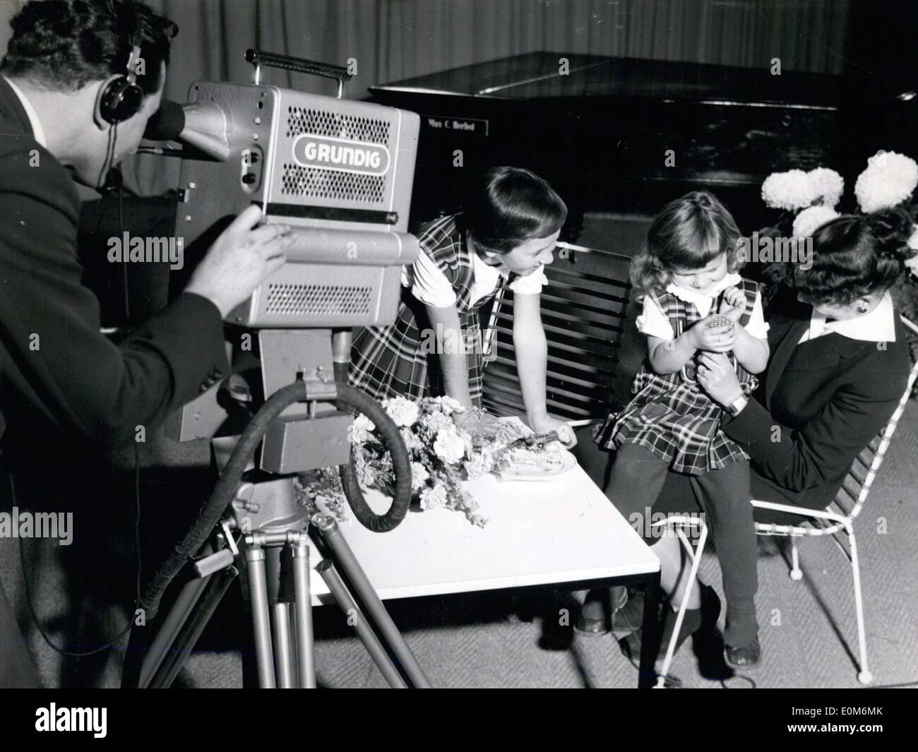 23. Oktober 1953 - dieses kleine Mädchen Geburtstag war einer von vielen zu nehmen eine Wendung vor der Kamera an ein TV-Ausstellung im Hamburger Ausstellungspark Planten un Blomen. Stockfoto