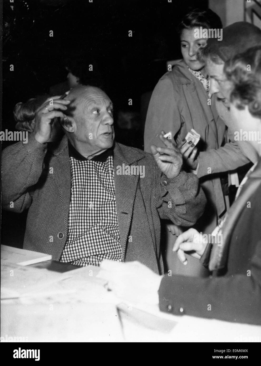 Künstler Pablo Picasso im Gespräch mit Frauen Stockfoto